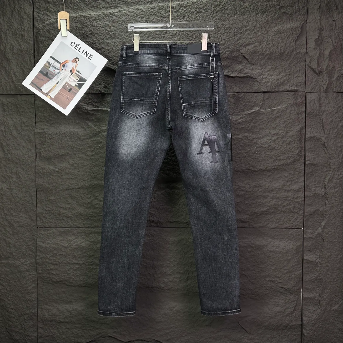 P240 Amiri 2025 new frayed black leather embroidered letters couple style washed stretch jeans 🔥High version🔥High version🔥Top ceiling quality Styles with different washed textures are very friendly to people with thin legs and thick legs. The straight and loose version is very flattering. Moderate length that never goes out of style, easy to match with casually, basic styling for various styles, a must-have in the wardrobe! The fabric is stiff but also makes the upper body soft without losing texture. The washing process is even more perfect. It is a must-have item for everyone! ! ! Washed wheat, tag, pants label, three complete labels Color: washed black Size: 28, 30, 32, 34 (four sizes)
