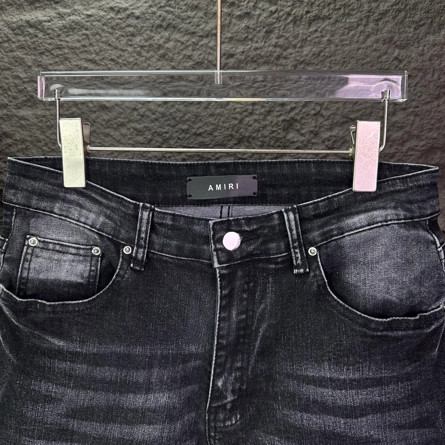 P240 Amiri 2025 new frayed black leather embroidered letters couple style washed stretch jeans 🔥High version🔥High version🔥Top ceiling quality Styles with different washed textures are very friendly to people with thin legs and thick legs. The straight and loose version is very flattering. Moderate length that never goes out of style, easy to match with casually, basic styling for various styles, a must-have in the wardrobe! The fabric is stiff but also makes the upper body soft without losing texture. The washing process is even more perfect. It is a must-have item for everyone! ! ! Washed wheat, tag, pants label, three complete labels Color: washed black Size: 28, 30, 32, 34 (four sizes)