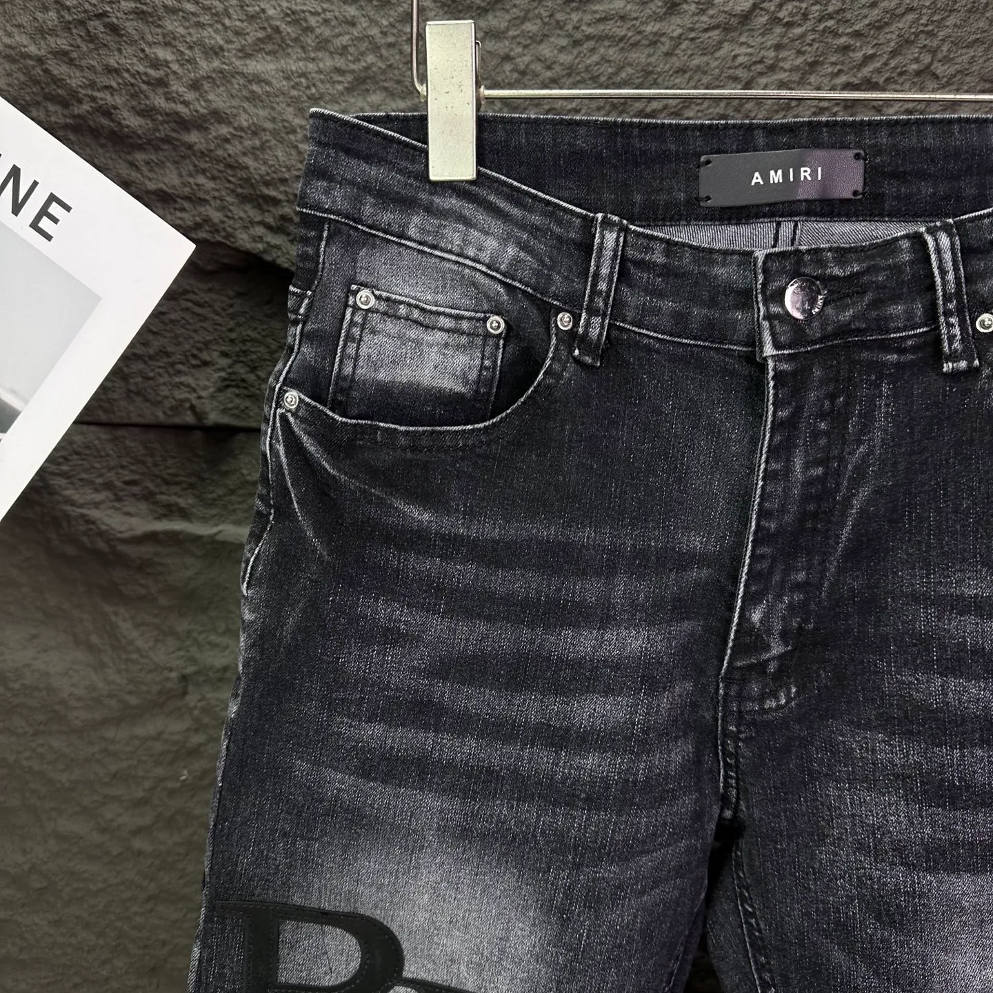 P240 Amiri 2025 new frayed black leather embroidered letters couple style washed stretch jeans 🔥High version🔥High version🔥Top ceiling quality Styles with different washed textures are very friendly to people with thin legs and thick legs. The straight and loose version is very flattering. Moderate length that never goes out of style, easy to match with casually, basic styling for various styles, a must-have in the wardrobe! The fabric is stiff but also makes the upper body soft without losing texture. The washing process is even more perfect. It is a must-have item for everyone! ! ! Washed wheat, tag, pants label, three complete labels Color: washed black Size: 28, 30, 32, 34 (four sizes)