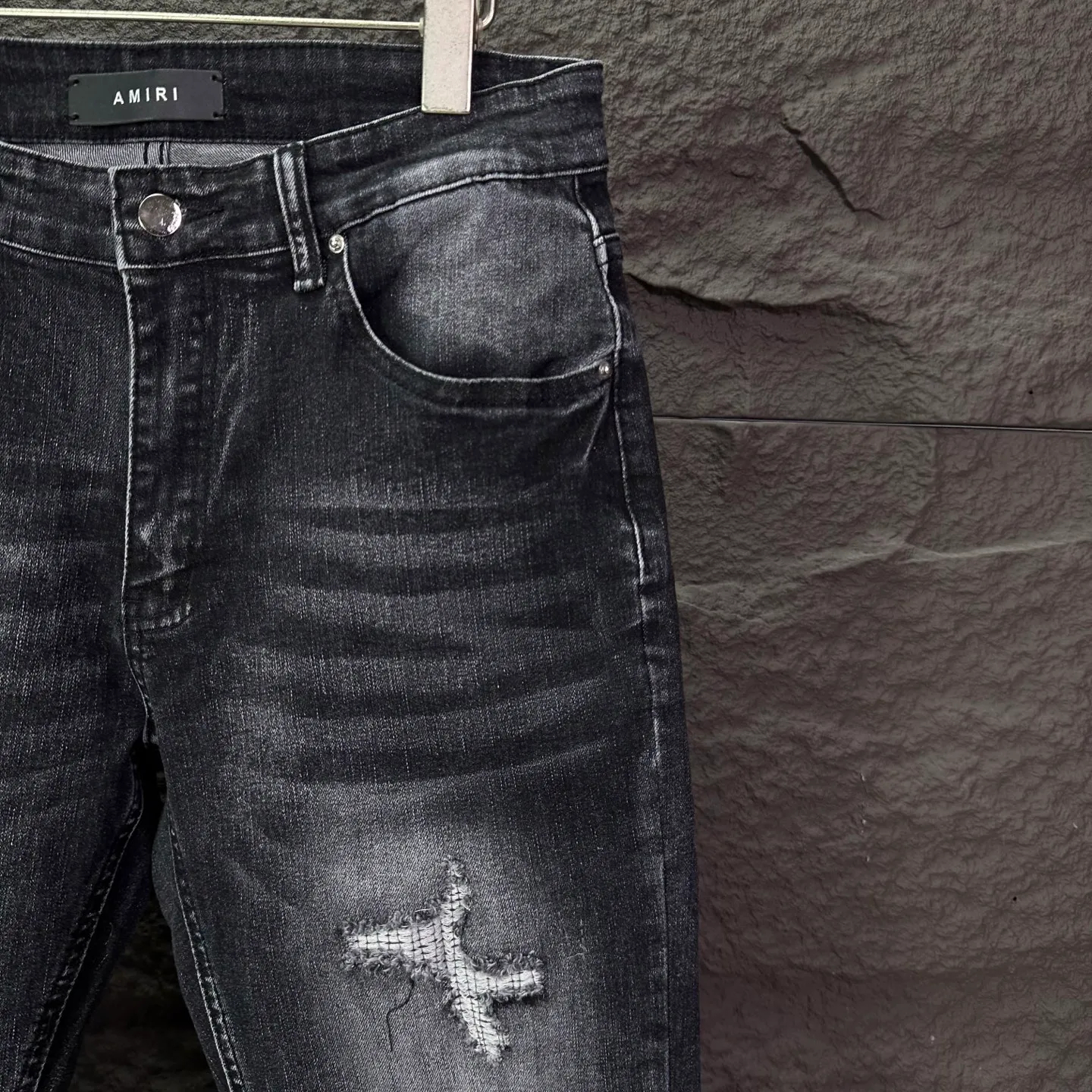 P240 Amiri 2025 new frayed black leather embroidered letters couple style washed stretch jeans 🔥High version🔥High version🔥Top ceiling quality Styles with different washed textures are very friendly to people with thin legs and thick legs. The straight and loose version is very flattering. Moderate length that never goes out of style, easy to match with casually, basic styling for various styles, a must-have in the wardrobe! The fabric is stiff but also makes the upper body soft without losing texture. The washing process is even more perfect. It is a must-have item for everyone! ! ! Washed wheat, tag, pants label, three complete labels Color: washed black Size: 28, 30, 32, 34 (four sizes)