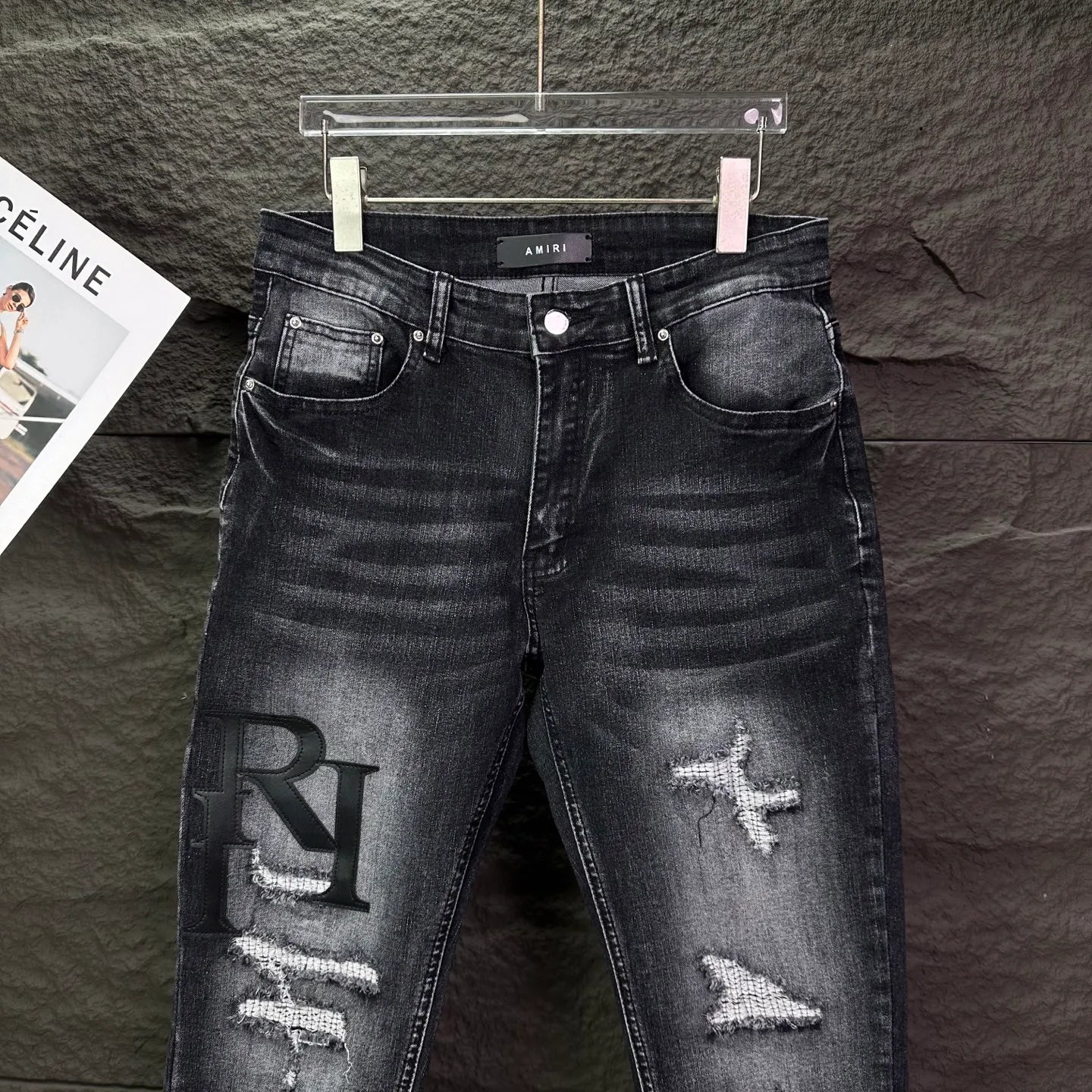 P240 Amiri 2025 new frayed black leather embroidered letters couple style washed stretch jeans 🔥High version🔥High version🔥Top ceiling quality Styles with different washed textures are very friendly to people with thin legs and thick legs. The straight and loose version is very flattering. Moderate length that never goes out of style, easy to match with casually, basic styling for various styles, a must-have in the wardrobe! The fabric is stiff but also makes the upper body soft without losing texture. The washing process is even more perfect. It is a must-have item for everyone! ! ! Washed wheat, tag, pants label, three complete labels Color: washed black Size: 28, 30, 32, 34 (four sizes)