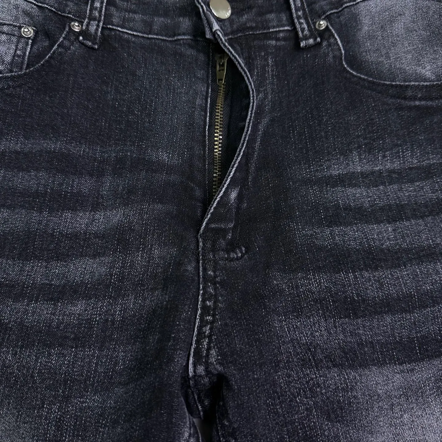 P240 Amiri 2025 new frayed black leather embroidered letters couple style washed stretch jeans 🔥High version🔥High version🔥Top ceiling quality Styles with different washed textures are very friendly to people with thin legs and thick legs. The straight and loose version is very flattering. Moderate length that never goes out of style, easy to match with casually, basic styling for various styles, a must-have in the wardrobe! The fabric is stiff but also makes the upper body soft without losing texture. The washing process is even more perfect. It is a must-have item for everyone! ! ! Washed wheat, tag, pants label, three complete labels Color: washed black Size: 28, 30, 32, 34 (four sizes)