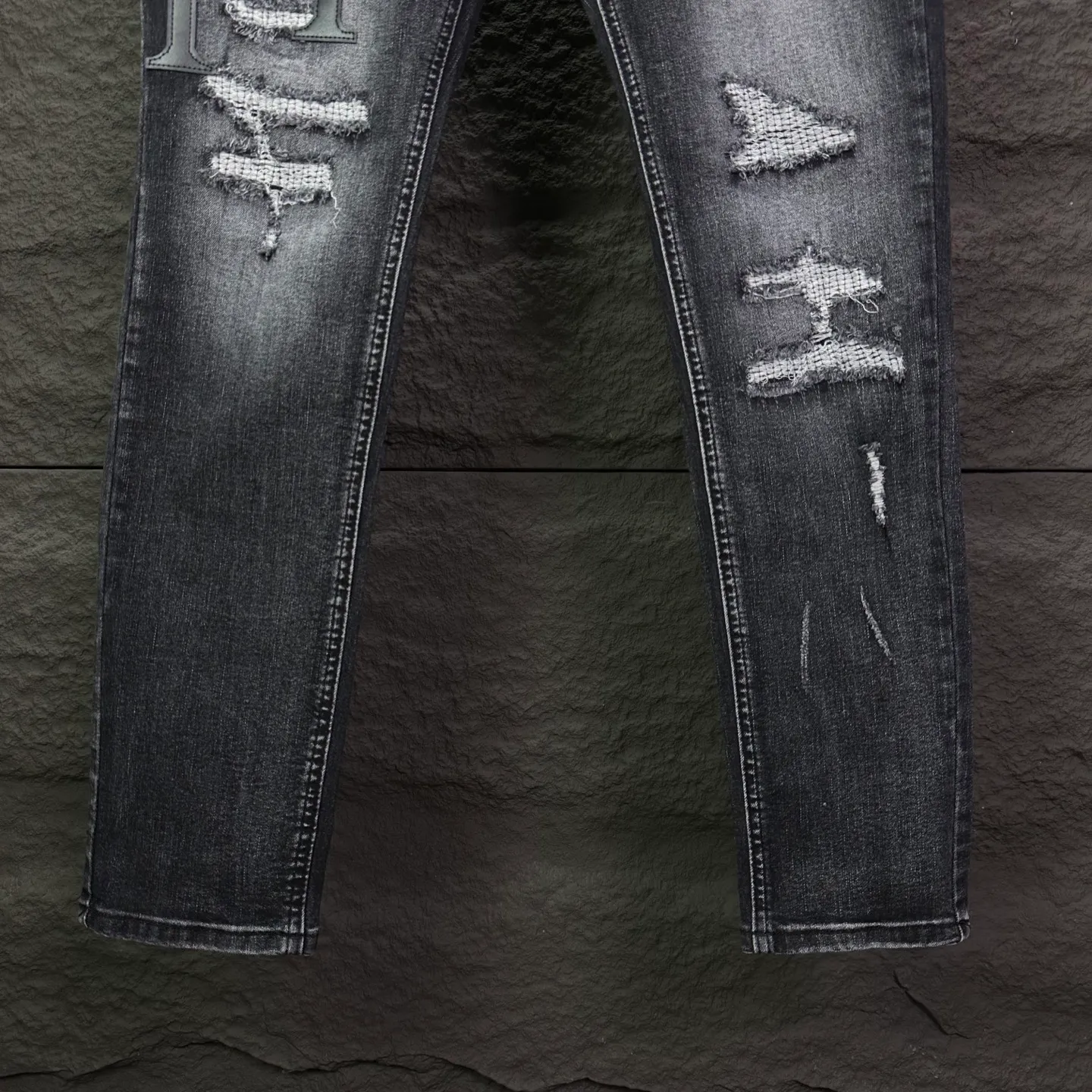 P240 Amiri 2025 new frayed black leather embroidered letters couple style washed stretch jeans 🔥High version🔥High version🔥Top ceiling quality Styles with different washed textures are very friendly to people with thin legs and thick legs. The straight and loose version is very flattering. Moderate length that never goes out of style, easy to match with casually, basic styling for various styles, a must-have in the wardrobe! The fabric is stiff but also makes the upper body soft without losing texture. The washing process is even more perfect. It is a must-have item for everyone! ! ! Washed wheat, tag, pants label, three complete labels Color: washed black Size: 28, 30, 32, 34 (four sizes)