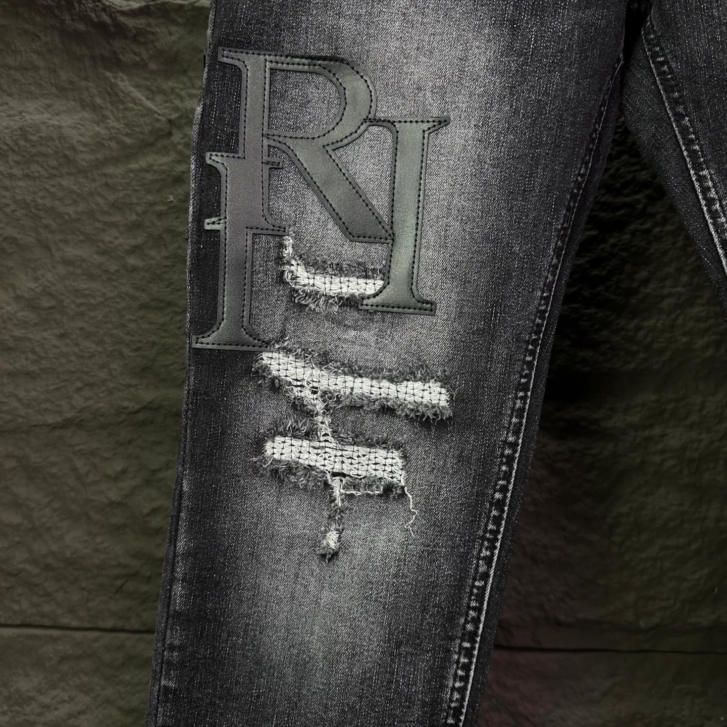 P240 Amiri 2025 new frayed black leather embroidered letters couple style washed stretch jeans 🔥High version🔥High version🔥Top ceiling quality Styles with different washed textures are very friendly to people with thin legs and thick legs. The straight and loose version is very flattering. Moderate length that never goes out of style, easy to match with casually, basic styling for various styles, a must-have in the wardrobe! The fabric is stiff but also makes the upper body soft without losing texture. The washing process is even more perfect. It is a must-have item for everyone! ! ! Washed wheat, tag, pants label, three complete labels Color: washed black Size: 28, 30, 32, 34 (four sizes)