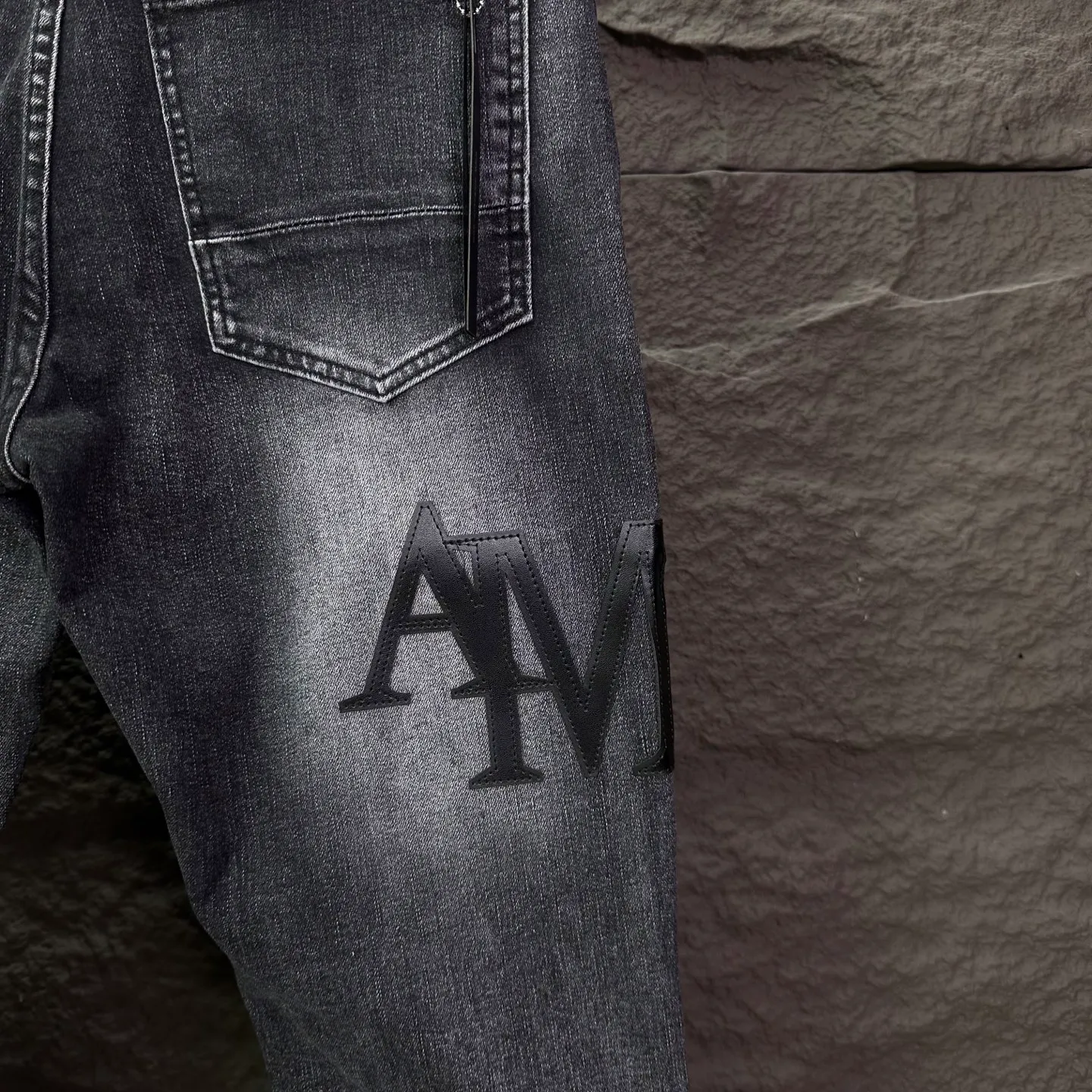 P240 Amiri 2025 new frayed black leather embroidered letters couple style washed stretch jeans 🔥High version🔥High version🔥Top ceiling quality Styles with different washed textures are very friendly to people with thin legs and thick legs. The straight and loose version is very flattering. Moderate length that never goes out of style, easy to match with casually, basic styling for various styles, a must-have in the wardrobe! The fabric is stiff but also makes the upper body soft without losing texture. The washing process is even more perfect. It is a must-have item for everyone! ! ! Washed wheat, tag, pants label, three complete labels Color: washed black Size: 28, 30, 32, 34 (four sizes)