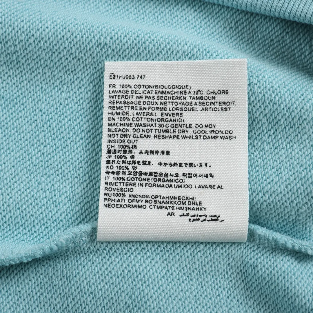 P150 Style No. 204 2025 embroidered large chapter style (15 colors in total) AMI 2025 autumn and winter classic large chapter round neck sweatshirt 15 colors to meet everyone’s needs. The fabric is made of 380g pure cotton fabric, which is thick and textured. The whole network’s counters purchase quality supporting output, which perfectly restores the genuine chapter. All the chapters are made of thick wool knitting. The absolute quality can be compared with any one in the market. There is no color difference in custom-dyed threads. The detailed accessories and tag packaging are all 1:1 with the genuine products, with the spirit of craftsmanship to give back to customers.   Color: Aqua Green Size: S M L XL