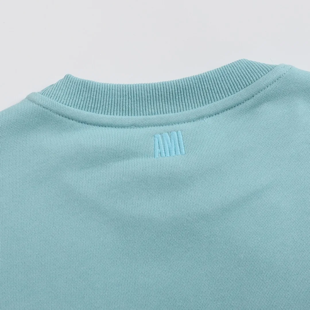 P150 Style No. 204 2025 embroidered large chapter style (15 colors in total) AMI 2025 autumn and winter classic large chapter round neck sweatshirt 15 colors to meet everyone’s needs. The fabric is made of 380g pure cotton fabric, which is thick and textured. The whole network’s counters purchase quality supporting output, which perfectly restores the genuine chapter. All the chapters are made of thick wool knitting. The absolute quality can be compared with any one in the market. There is no color difference in custom-dyed threads. The detailed accessories and tag packaging are all 1:1 with the genuine products, with the spirit of craftsmanship to give back to customers.   Color: Aqua Green Size: S M L XL