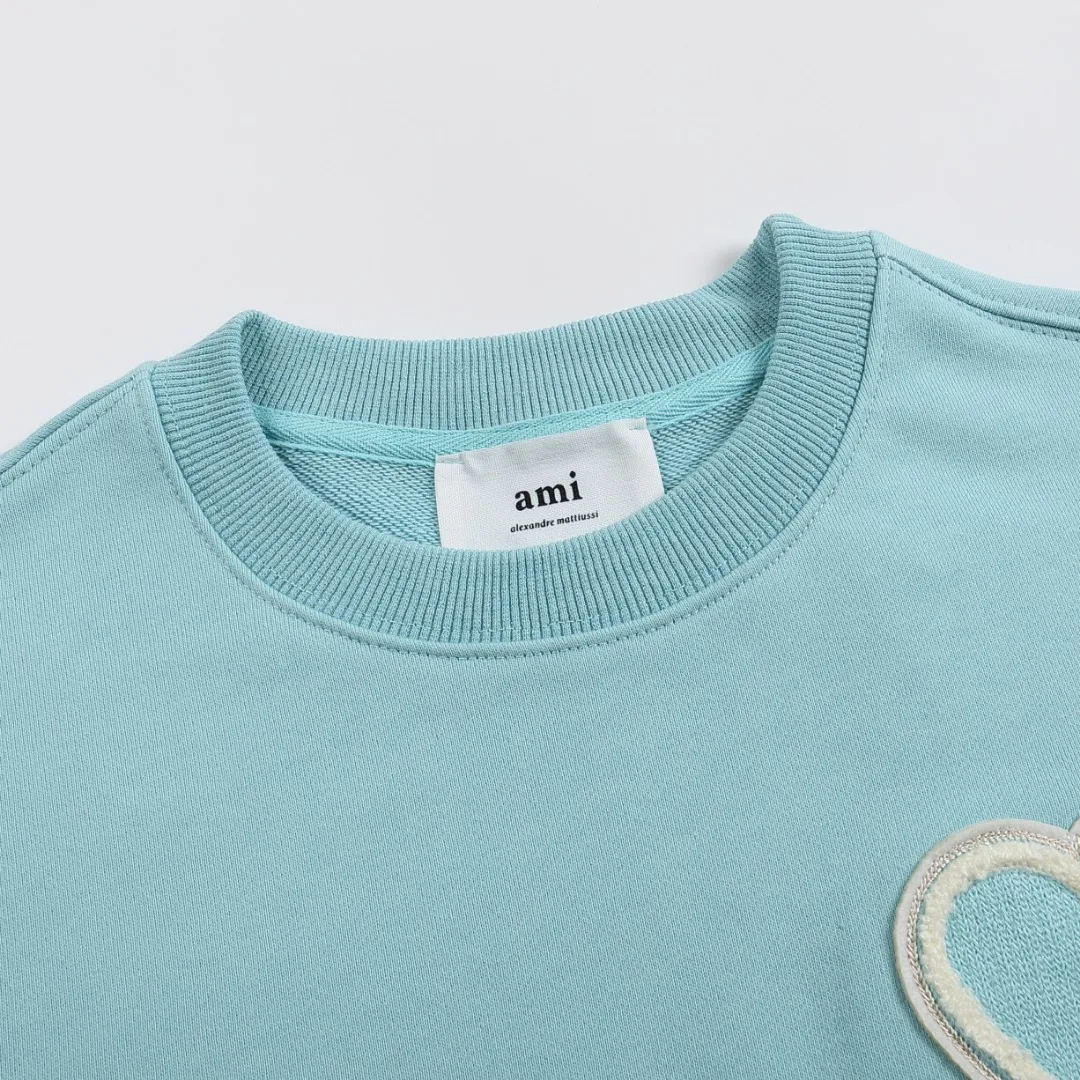 P150 Style No. 204 2025 embroidered large chapter style (15 colors in total) AMI 2025 autumn and winter classic large chapter round neck sweatshirt 15 colors to meet everyone’s needs. The fabric is made of 380g pure cotton fabric, which is thick and textured. The whole network’s counters purchase quality supporting output, which perfectly restores the genuine chapter. All the chapters are made of thick wool knitting. The absolute quality can be compared with any one in the market. There is no color difference in custom-dyed threads. The detailed accessories and tag packaging are all 1:1 with the genuine products, with the spirit of craftsmanship to give back to customers.   Color: Aqua Green Size: S M L XL