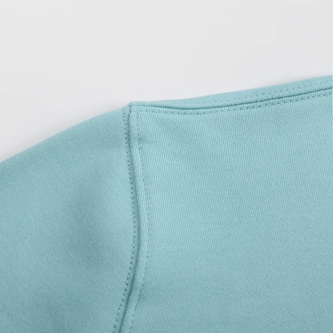 P150 Style No. 204 2025 embroidered large chapter style (15 colors in total) AMI 2025 autumn and winter classic large chapter round neck sweatshirt 15 colors to meet everyone’s needs. The fabric is made of 380g pure cotton fabric, which is thick and textured. The whole network’s counters purchase quality supporting output, which perfectly restores the genuine chapter. All the chapters are made of thick wool knitting. The absolute quality can be compared with any one in the market. There is no color difference in custom-dyed threads. The detailed accessories and tag packaging are all 1:1 with the genuine products, with the spirit of craftsmanship to give back to customers.   Color: Aqua Green Size: S M L XL