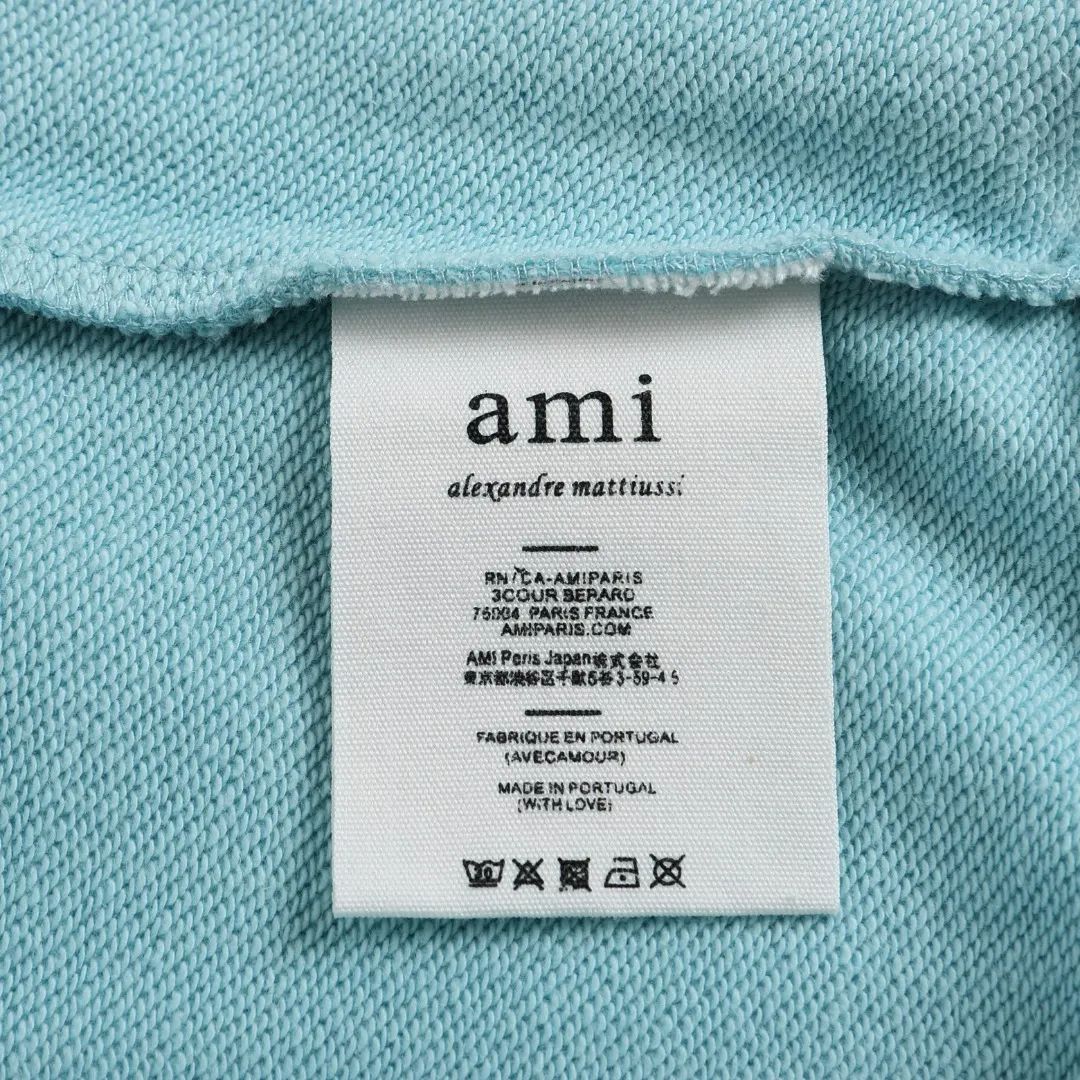 P150 Style No. 204 2025 embroidered large chapter style (15 colors in total) AMI 2025 autumn and winter classic large chapter round neck sweatshirt 15 colors to meet everyone’s needs. The fabric is made of 380g pure cotton fabric, which is thick and textured. The whole network’s counters purchase quality supporting output, which perfectly restores the genuine chapter. All the chapters are made of thick wool knitting. The absolute quality can be compared with any one in the market. There is no color difference in custom-dyed threads. The detailed accessories and tag packaging are all 1:1 with the genuine products, with the spirit of craftsmanship to give back to customers.   Color: Aqua Green Size: S M L XL