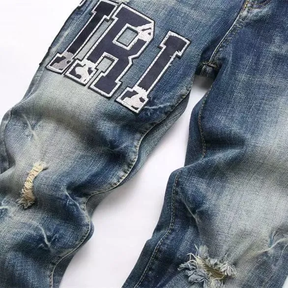 #M42 P168💰 Amiri classic embroidered patched leather distressed lettered jeans. Slim fit jeans. Produced by a major washed factory. Full of high-end. Partial destruction of the knees and patchwork design. Already used as a facade design. Leather waist nameplate. The focus of this style is not on the washing, but on the destroyed shape and version. The secret lies in the craftsmanship of the master. The cost of post-processing, grinding, cutting, etc. is far beyond the cost of assembly line products. Color: Picture color Size: 30-32-34-36