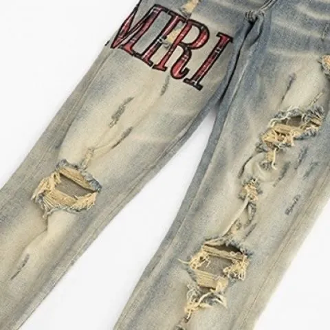 P186 Top replica AMIRI splash-ink medal patch embroidered jeans trousers AMIRI high street basic ripped tight stretch jeans trousers Amiriamiri is transliterated as Emil, which is the name of the founder. Mike Amiri, the founder of amiri, grew up in Los Angeles, USA. He was influenced by the local street culture Rock since childhood, so he founded the amiri brand named after himself. A variety of trendy brand clothing meets the needs of different fashion players. Amiri clothing has novel and unique styles and is a well-known street brand in the United States. Many of its styles and styles are loved by many street photographers. Various clothing styles meet the needs of different people, show their unique temperament, and show the trend of dressing. amiri's jeans are relatively famous. Not only do they have many styles, but the quality of the jeans is also very good. Many celebrities have also worn amiri brand jeans.  The jeans of the amiri brand break through the production process and cutting of the original jeans. The fabrics are relatively soft and comfortable, and are not as hard as some jeans, which can irritate the skin and cause the skin to bleed when worn. Los Angeles trendy brand Amiri's jeans are made with great detail from tailoring to texture, adding wrinkles, bullet holes, damage and other details to add to the trendiness of the jeans. You can choose the style that suits you according to your own needs. Only when you wear a suitable style can you have a certain sense of fashion.  In recent years, high street has become a word that appears more and more frequently in men's clothing. High street style has also become an important direction for everyone's matching. High street related items are basically inseparable from oversize or off-shoulder tops. The lower body is matched with trackpants or tight-fitting denim. In my opinion, the most representative one is perhaps annihilation. Color; picture color Size: m l xl xxl