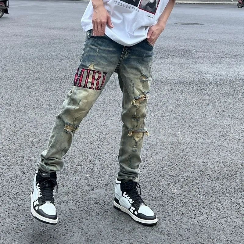 P186 Top replica AMIRI splash-ink medal patch embroidered jeans trousers AMIRI high street basic ripped tight stretch jeans trousers Amiriamiri is transliterated as Emil, which is the name of the founder. Mike Amiri, the founder of amiri, grew up in Los Angeles, USA. He was influenced by the local street culture Rock since childhood, so he founded the amiri brand named after himself. A variety of trendy brand clothing meets the needs of different fashion players. Amiri clothing has novel and unique styles and is a well-known street brand in the United States. Many of its styles and styles are loved by many street photographers. Various clothing styles meet the needs of different people, show their unique temperament, and show the trend of dressing. amiri's jeans are relatively famous. Not only do they have many styles, but the quality of the jeans is also very good. Many celebrities have also worn amiri brand jeans.  The jeans of the amiri brand break through the production process and cutting of the original jeans. The fabrics are relatively soft and comfortable, and are not as hard as some jeans, which can irritate the skin and cause the skin to bleed when worn. Los Angeles trendy brand Amiri's jeans are made with great detail from tailoring to texture, adding wrinkles, bullet holes, damage and other details to add to the trendiness of the jeans. You can choose the style that suits you according to your own needs. Only when you wear a suitable style can you have a certain sense of fashion.  In recent years, high street has become a word that appears more and more frequently in men's clothing. High street style has also become an important direction for everyone's matching. High street related items are basically inseparable from oversize or off-shoulder tops. The lower body is matched with trackpants or tight-fitting denim. In my opinion, the most representative one is perhaps annihilation. Color; picture color Size: m l xl xxl