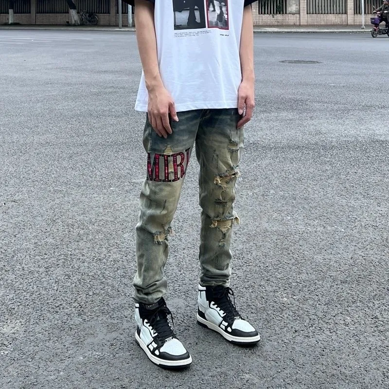 P186 Top replica AMIRI splash-ink medal patch embroidered jeans trousers AMIRI high street basic ripped tight stretch jeans trousers Amiriamiri is transliterated as Emil, which is the name of the founder. Mike Amiri, the founder of amiri, grew up in Los Angeles, USA. He was influenced by the local street culture Rock since childhood, so he founded the amiri brand named after himself. A variety of trendy brand clothing meets the needs of different fashion players. Amiri clothing has novel and unique styles and is a well-known street brand in the United States. Many of its styles and styles are loved by many street photographers. Various clothing styles meet the needs of different people, show their unique temperament, and show the trend of dressing. amiri's jeans are relatively famous. Not only do they have many styles, but the quality of the jeans is also very good. Many celebrities have also worn amiri brand jeans.  The jeans of the amiri brand break through the production process and cutting of the original jeans. The fabrics are relatively soft and comfortable, and are not as hard as some jeans, which can irritate the skin and cause the skin to bleed when worn. Los Angeles trendy brand Amiri's jeans are made with great detail from tailoring to texture, adding wrinkles, bullet holes, damage and other details to add to the trendiness of the jeans. You can choose the style that suits you according to your own needs. Only when you wear a suitable style can you have a certain sense of fashion.  In recent years, high street has become a word that appears more and more frequently in men's clothing. High street style has also become an important direction for everyone's matching. High street related items are basically inseparable from oversize or off-shoulder tops. The lower body is matched with trackpants or tight-fitting denim. In my opinion, the most representative one is perhaps annihilation. Color; picture color Size: m l xl xxl