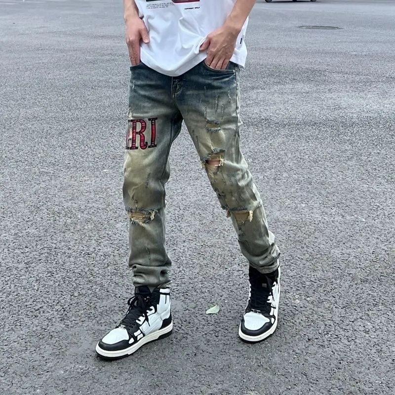 P186 Top replica AMIRI splash-ink medal patch embroidered jeans trousers AMIRI high street basic ripped tight stretch jeans trousers Amiriamiri is transliterated as Emil, which is the name of the founder. Mike Amiri, the founder of amiri, grew up in Los Angeles, USA. He was influenced by the local street culture Rock since childhood, so he founded the amiri brand named after himself. A variety of trendy brand clothing meets the needs of different fashion players. Amiri clothing has novel and unique styles and is a well-known street brand in the United States. Many of its styles and styles are loved by many street photographers. Various clothing styles meet the needs of different people, show their unique temperament, and show the trend of dressing. amiri's jeans are relatively famous. Not only do they have many styles, but the quality of the jeans is also very good. Many celebrities have also worn amiri brand jeans.  The jeans of the amiri brand break through the production process and cutting of the original jeans. The fabrics are relatively soft and comfortable, and are not as hard as some jeans, which can irritate the skin and cause the skin to bleed when worn. Los Angeles trendy brand Amiri's jeans are made with great detail from tailoring to texture, adding wrinkles, bullet holes, damage and other details to add to the trendiness of the jeans. You can choose the style that suits you according to your own needs. Only when you wear a suitable style can you have a certain sense of fashion.  In recent years, high street has become a word that appears more and more frequently in men's clothing. High street style has also become an important direction for everyone's matching. High street related items are basically inseparable from oversize or off-shoulder tops. The lower body is matched with trackpants or tight-fitting denim. In my opinion, the most representative one is perhaps annihilation. Color; picture color Size: m l xl xxl