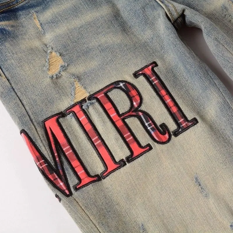 P186 Top replica AMIRI splash-ink medal patch embroidered jeans trousers AMIRI high street basic ripped tight stretch jeans trousers Amiriamiri is transliterated as Emil, which is the name of the founder. Mike Amiri, the founder of amiri, grew up in Los Angeles, USA. He was influenced by the local street culture Rock since childhood, so he founded the amiri brand named after himself. A variety of trendy brand clothing meets the needs of different fashion players. Amiri clothing has novel and unique styles and is a well-known street brand in the United States. Many of its styles and styles are loved by many street photographers. Various clothing styles meet the needs of different people, show their unique temperament, and show the trend of dressing. amiri's jeans are relatively famous. Not only do they have many styles, but the quality of the jeans is also very good. Many celebrities have also worn amiri brand jeans.  The jeans of the amiri brand break through the production process and cutting of the original jeans. The fabrics are relatively soft and comfortable, and are not as hard as some jeans, which can irritate the skin and cause the skin to bleed when worn. Los Angeles trendy brand Amiri's jeans are made with great detail from tailoring to texture, adding wrinkles, bullet holes, damage and other details to add to the trendiness of the jeans. You can choose the style that suits you according to your own needs. Only when you wear a suitable style can you have a certain sense of fashion.  In recent years, high street has become a word that appears more and more frequently in men's clothing. High street style has also become an important direction for everyone's matching. High street related items are basically inseparable from oversize or off-shoulder tops. The lower body is matched with trackpants or tight-fitting denim. In my opinion, the most representative one is perhaps annihilation. Color; picture color Size: m l xl xxl