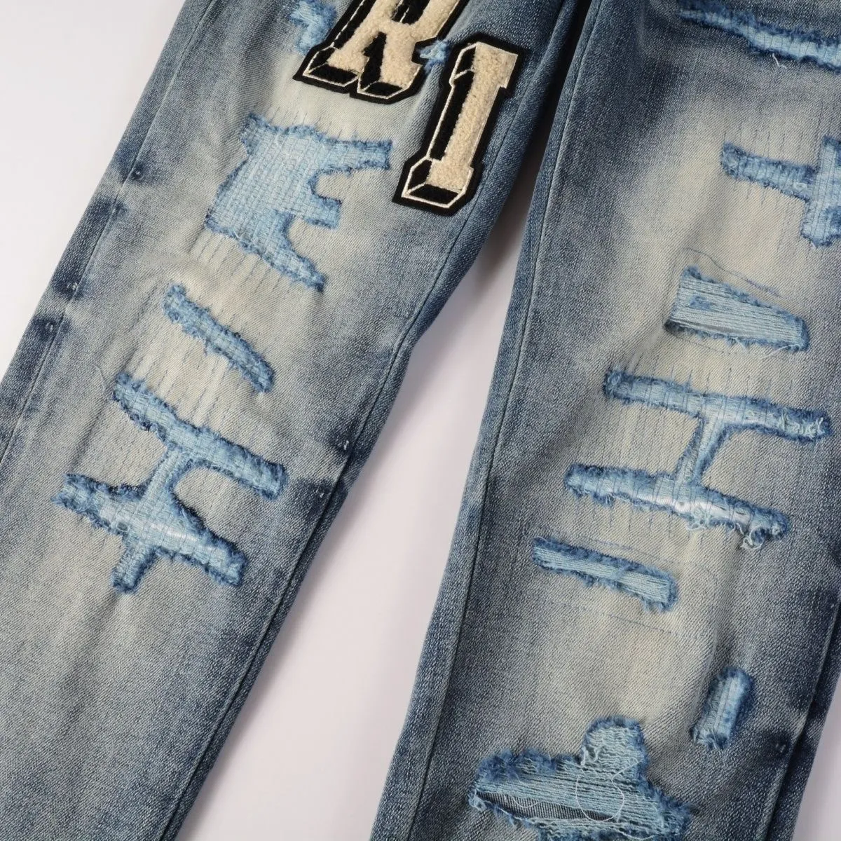 P220 💰 AMIRI patch embroidery jeans trousers AMIRI high street basic ripped tight elastic jeans trousers amiri brand jeans break the production process and cutting of the original jeans, the fabrics are softer and more comfortable Hand-sewn collar label Customized logo buttons Genuine leather tag Color: Picture color Size: 30-32-34-36