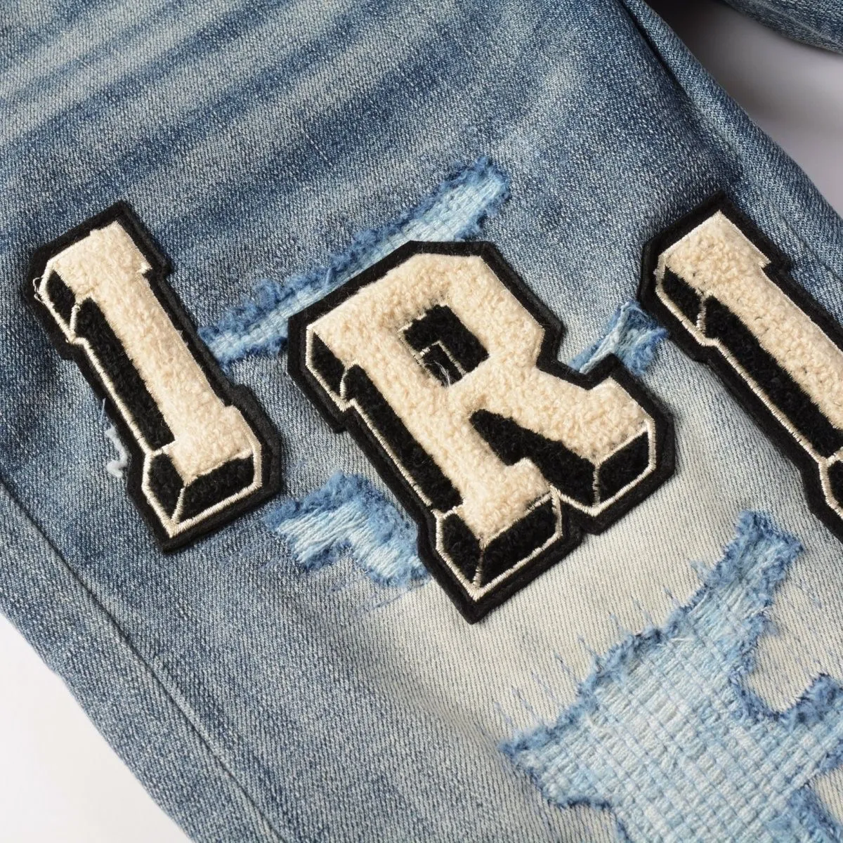 P220 💰 AMIRI patch embroidery jeans trousers AMIRI high street basic ripped tight elastic jeans trousers amiri brand jeans break the production process and cutting of the original jeans, the fabrics are softer and more comfortable Hand-sewn collar label Customized logo buttons Genuine leather tag Color: Picture color Size: 30-32-34-36