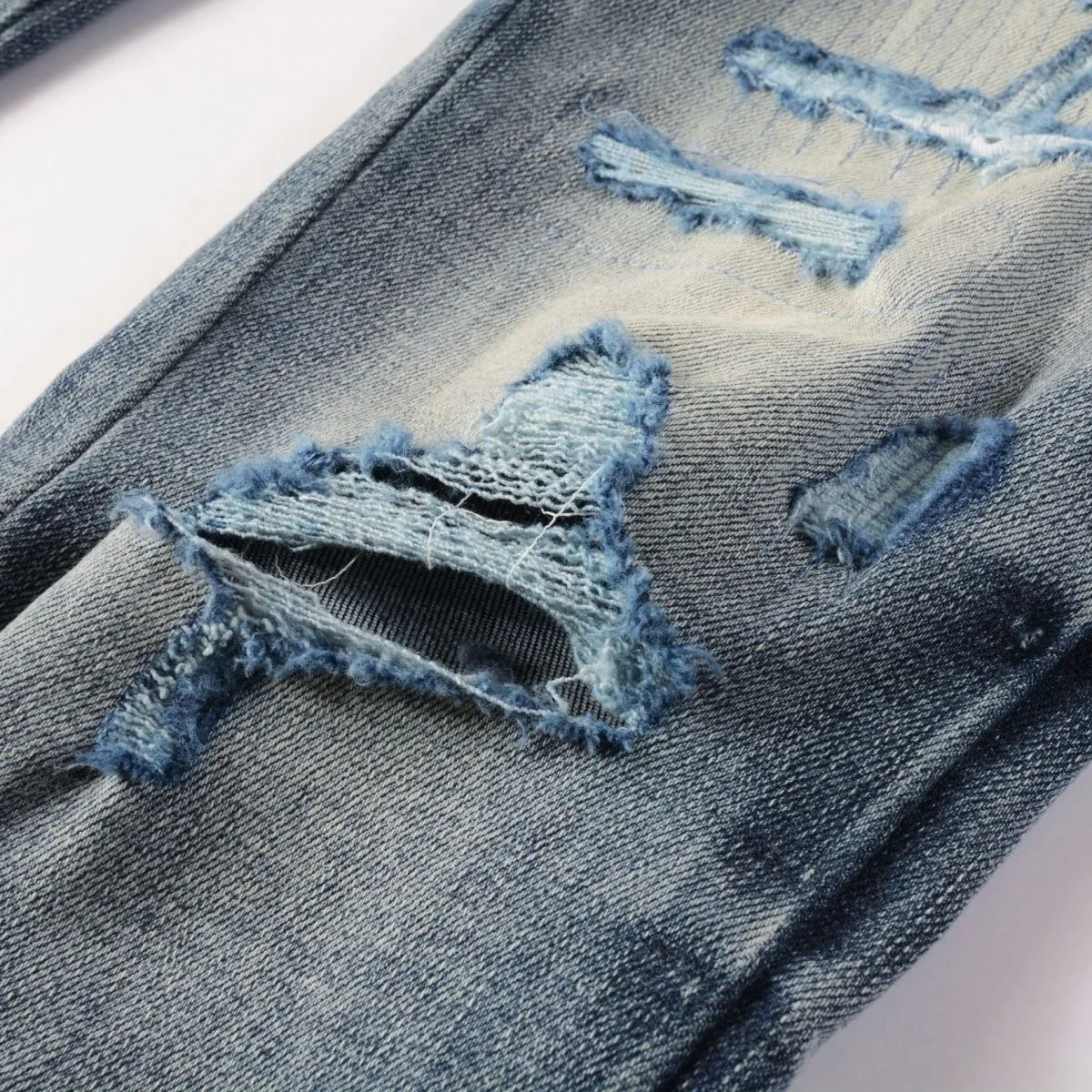 P220 💰 AMIRI patch embroidery jeans trousers AMIRI high street basic ripped tight elastic jeans trousers amiri brand jeans break the production process and cutting of the original jeans, the fabrics are softer and more comfortable Hand-sewn collar label Customized logo buttons Genuine leather tag Color: Picture color Size: 30-32-34-36