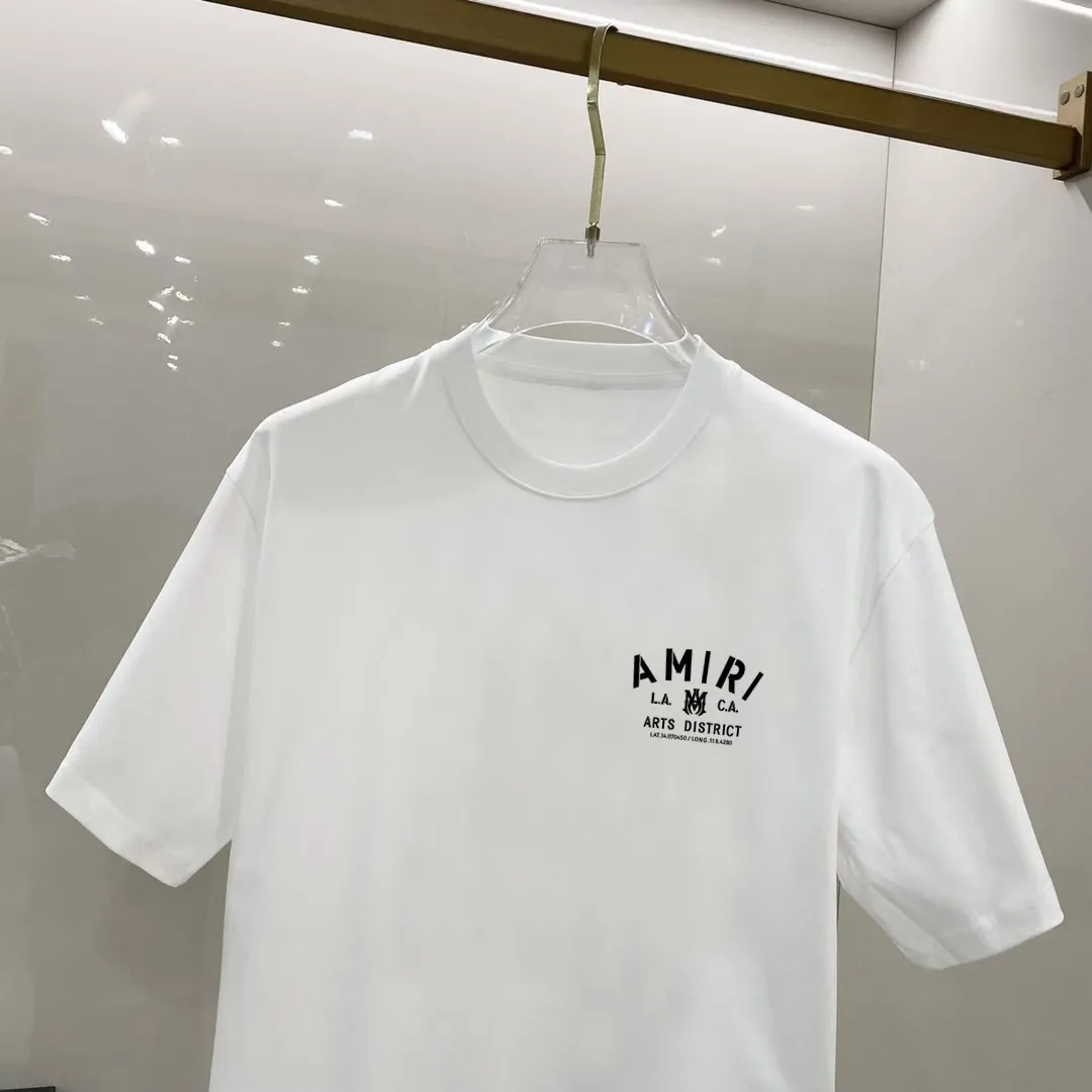 P150 AMIRI# 2025 spring and summer new style debut counter, the latest short-sleeved round neck T-shirt, high-end custom design, avant-garde and fashionable! The brand logo is designed with heavy craftsmanship. High-end customized 250g Xinjiang long-staple cotton fabric. Soft to the touch. Comfortable to wear. Exquisite stitching at the counter level. Fine workmanship. The upper body effect is incomparably handsome! A must-have item for a stylish man! Color: black. White! Size: S M L