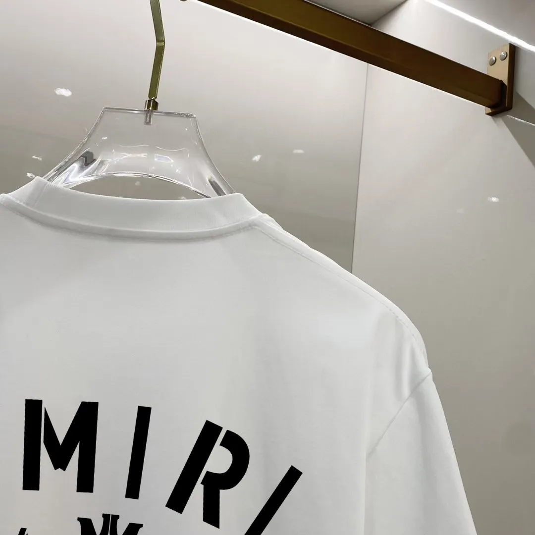 P150 AMIRI# 2025 spring and summer new style debut counter, the latest short-sleeved round neck T-shirt, high-end custom design, avant-garde and fashionable! The brand logo is designed with heavy craftsmanship. High-end customized 250g Xinjiang long-staple cotton fabric. Soft to the touch. Comfortable to wear. Exquisite stitching at the counter level. Fine workmanship. The upper body effect is incomparably handsome! A must-have item for a stylish man! Color: black. White! Size: S M L