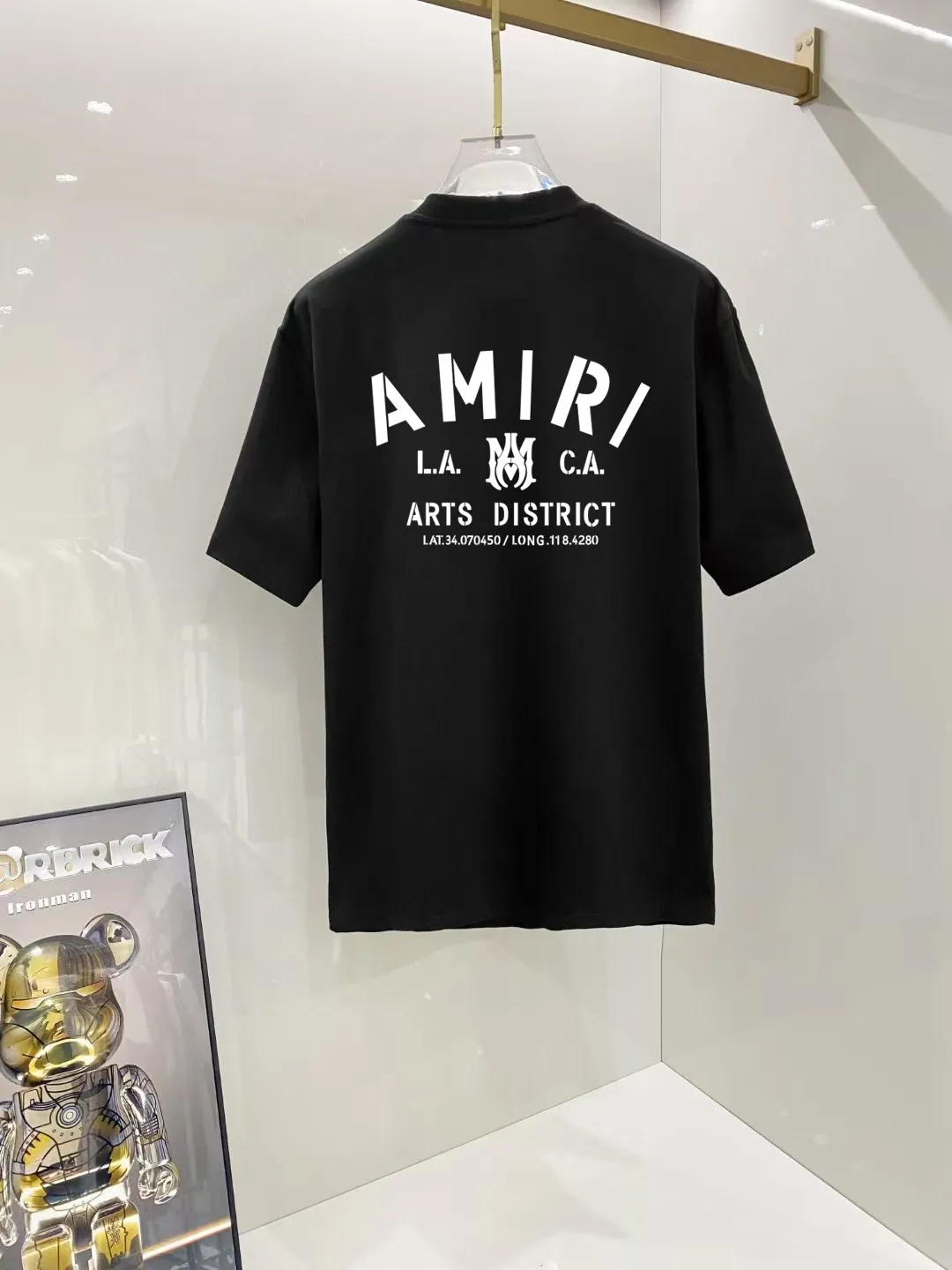 P150 AMIRI# 2025 spring and summer new style debut counter, the latest short-sleeved round neck T-shirt, high-end custom design, avant-garde and fashionable! The brand logo is designed with heavy craftsmanship. High-end customized 250g Xinjiang long-staple cotton fabric. Soft to the touch. Comfortable to wear. Exquisite stitching at the counter level. Fine workmanship. The upper body effect is incomparably handsome! A must-have item for a stylish man! Color: black. White! Size: S M L