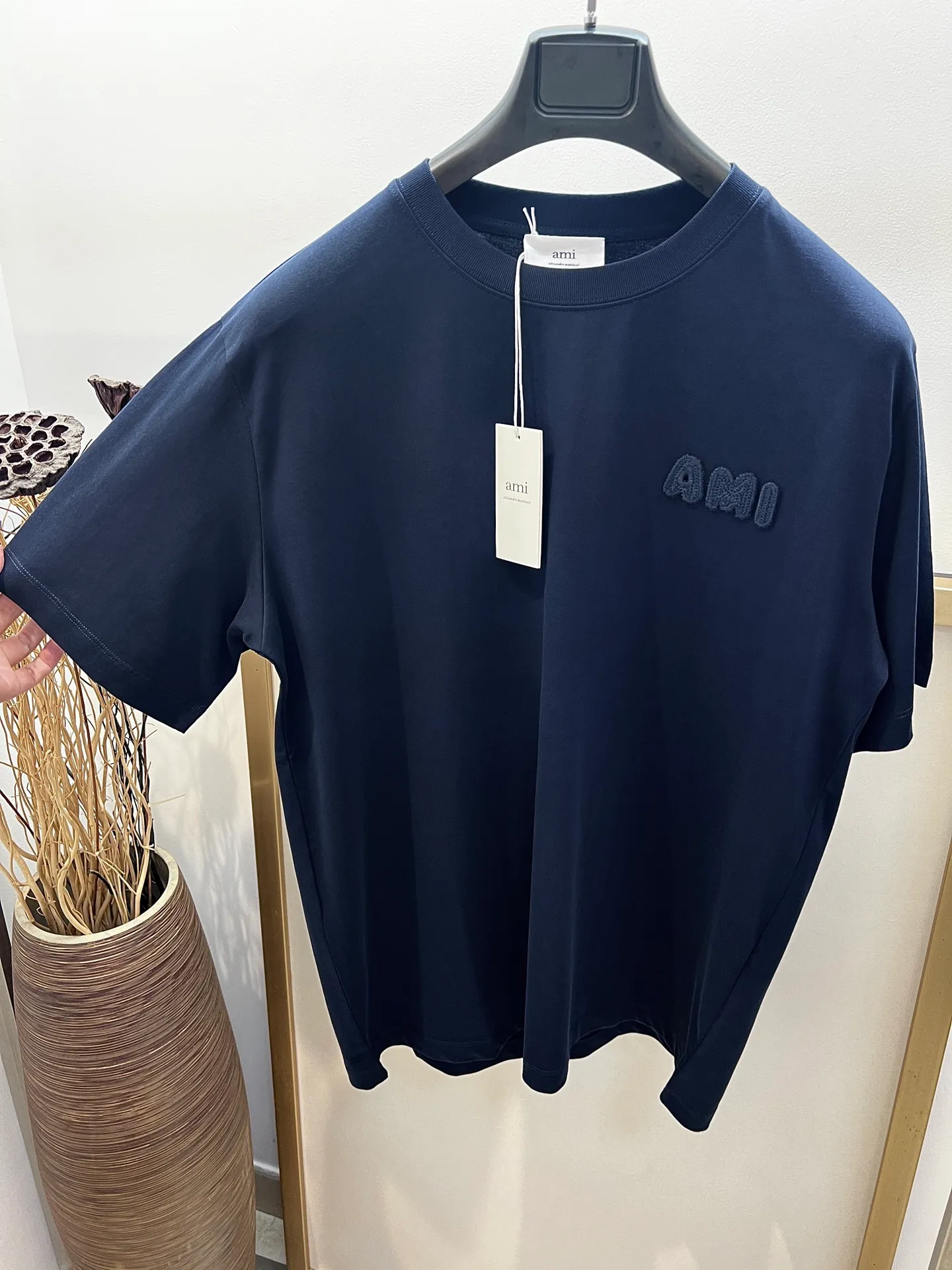 🅿️230 🌈Size: s/m/l/xl Blue/Green Couple Style ASI197353825071 AMI/Amy 2025FW A must-have for men with floral styles. Three-dimensional thread embroidery is really not too good-looking. Embroidery/AMI embroidery of the same color on the back is a high-density cotton half-sleeved T-shirt. Washing method: Wrap the reverse side in a laundry bag and quickly machine wash in cold water! ! Do not soak/wash in warm water! !