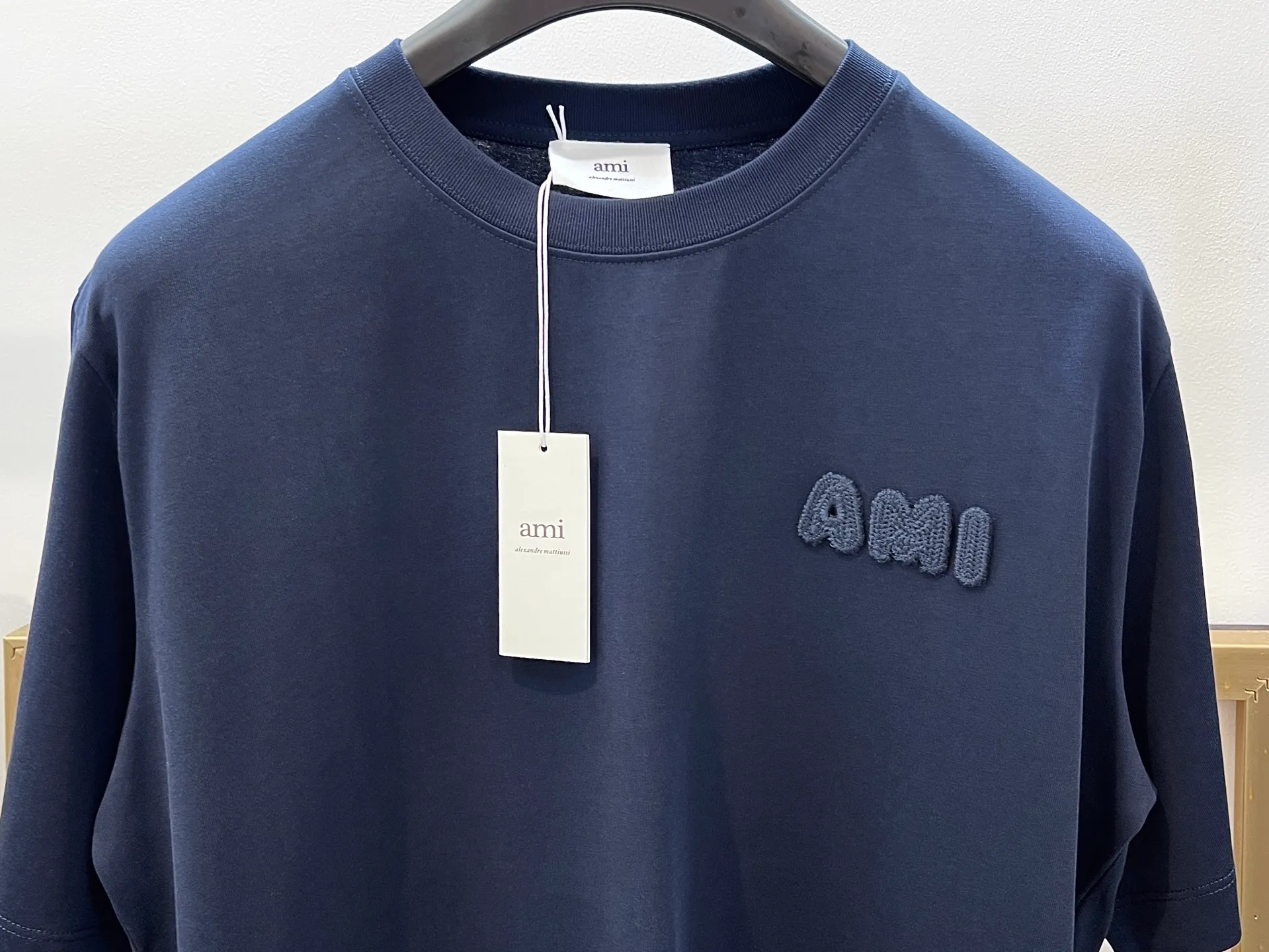 🅿️230 🌈Size: s/m/l/xl Blue/Green Couple Style ASI197353825071 AMI/Amy 2025FW A must-have for men with floral styles. Three-dimensional thread embroidery is really not too good-looking. Embroidery/AMI embroidery of the same color on the back is a high-density cotton half-sleeved T-shirt. Washing method: Wrap the reverse side in a laundry bag and quickly machine wash in cold water! ! Do not soak/wash in warm water! !
