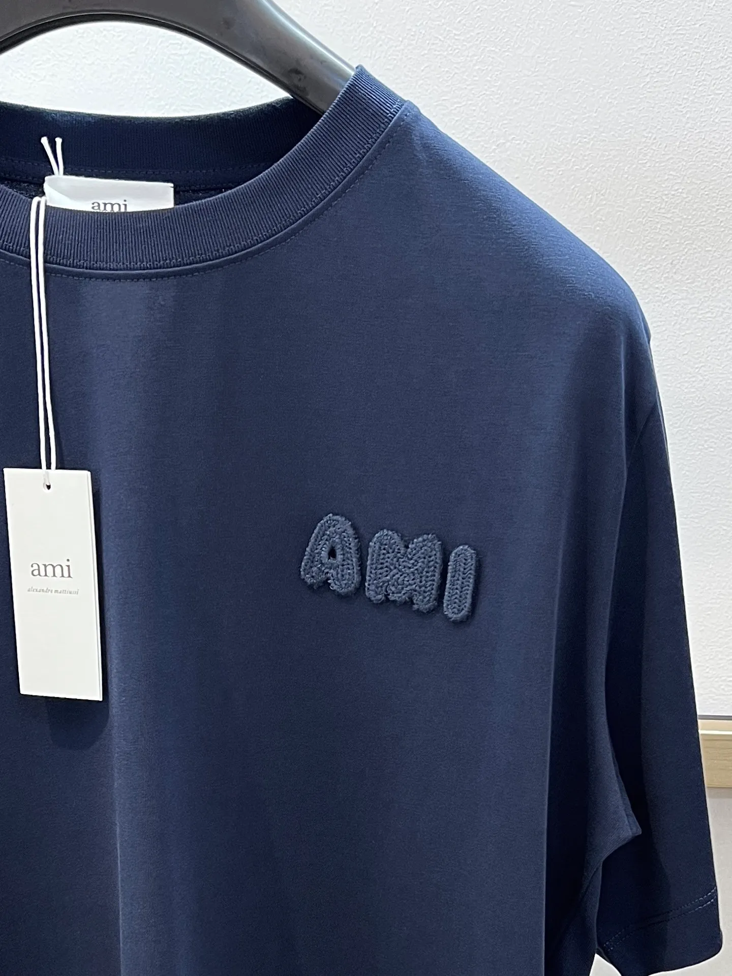 🅿️230 🌈Size: s/m/l/xl Blue/Green Couple Style ASI197353825071 AMI/Amy 2025FW A must-have for men with floral styles. Three-dimensional thread embroidery is really not too good-looking. Embroidery/AMI embroidery of the same color on the back is a high-density cotton half-sleeved T-shirt. Washing method: Wrap the reverse side in a laundry bag and quickly machine wash in cold water! ! Do not soak/wash in warm water! !