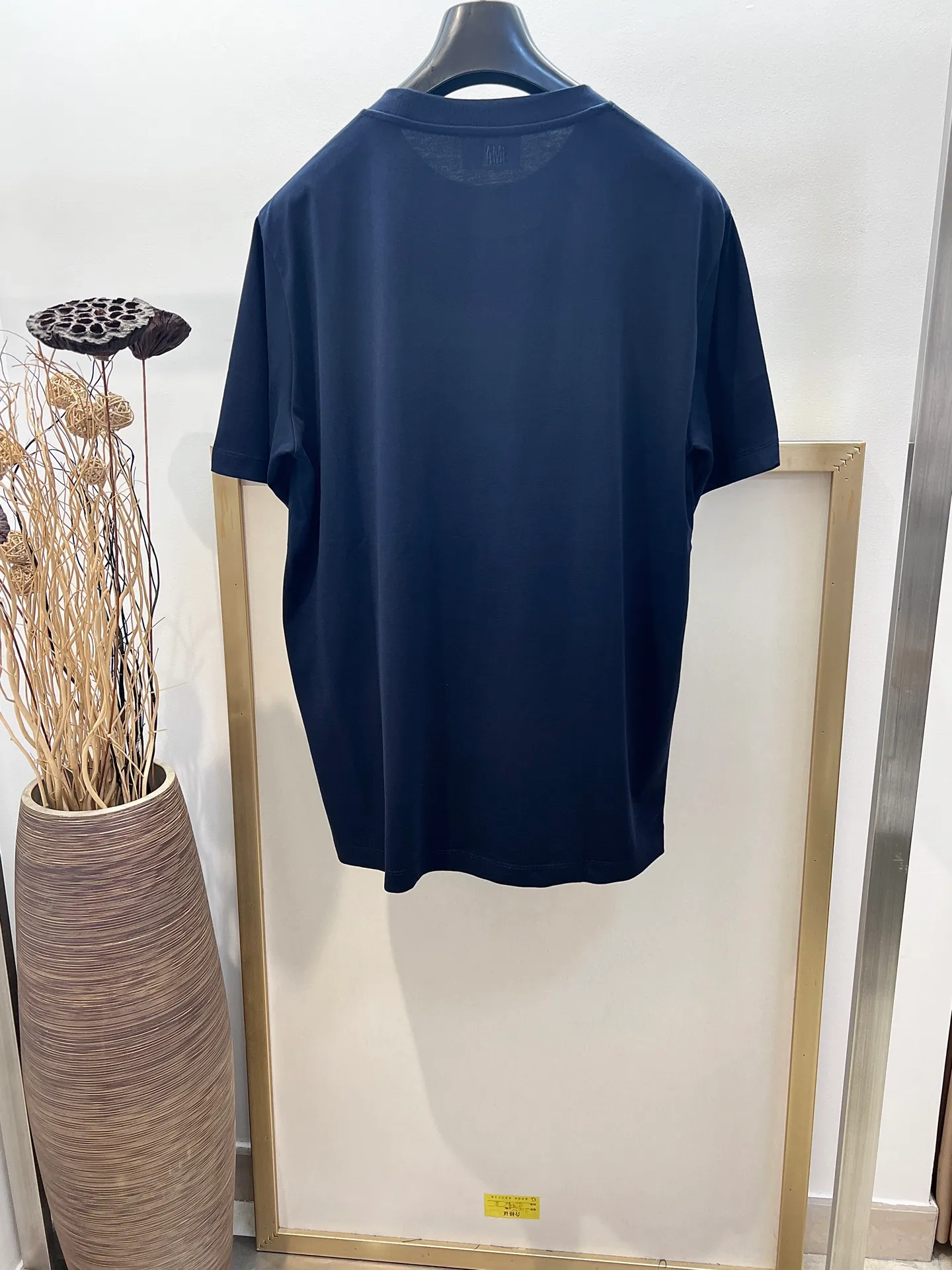 🅿️230 🌈Size: s/m/l/xl Blue/Green Couple Style ASI197353825071 AMI/Amy 2025FW A must-have for men with floral styles. Three-dimensional thread embroidery is really not too good-looking. Embroidery/AMI embroidery of the same color on the back is a high-density cotton half-sleeved T-shirt. Washing method: Wrap the reverse side in a laundry bag and quickly machine wash in cold water! ! Do not soak/wash in warm water! !