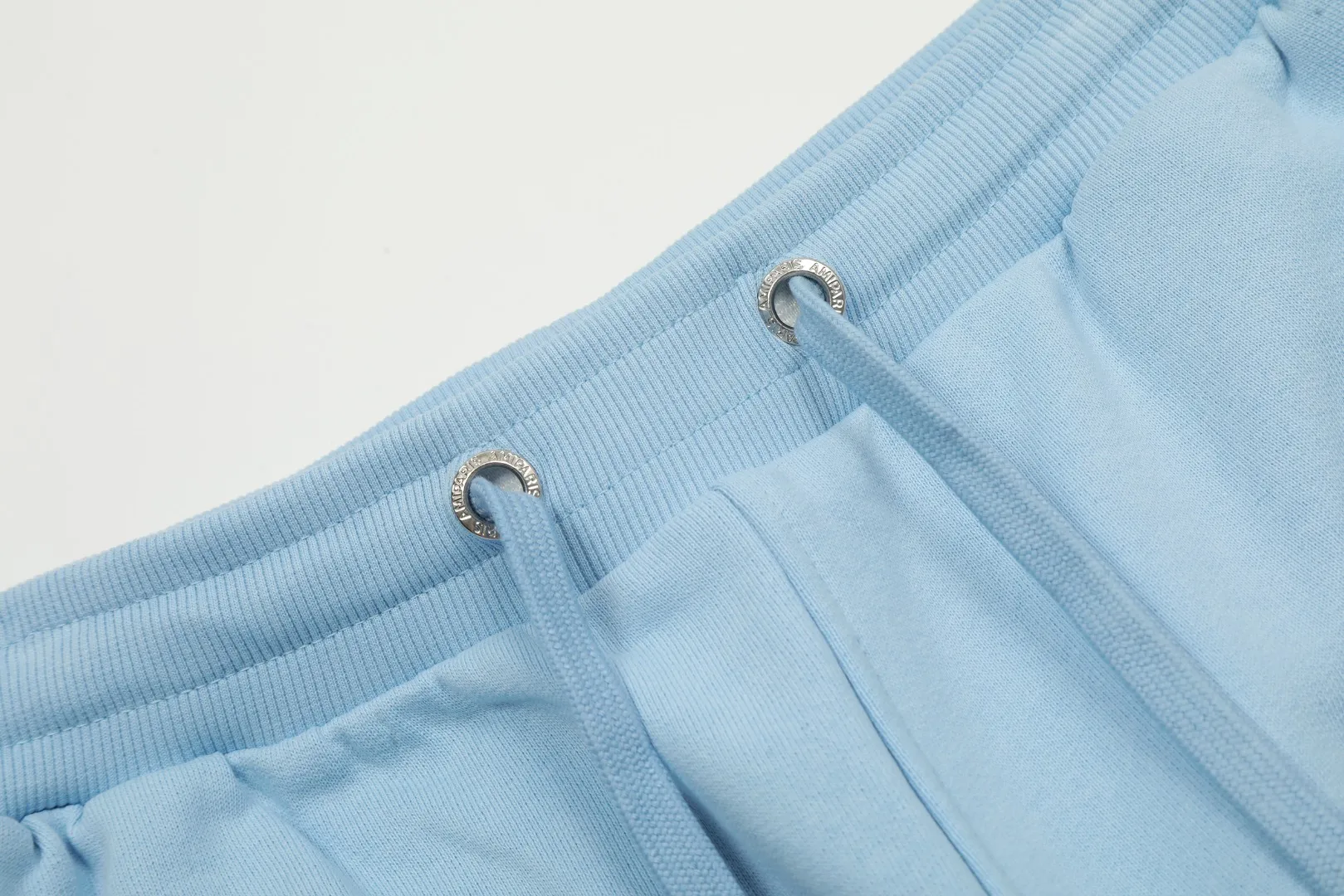 AMI/Amy Macaron Love Embroidery Classic Shorts Put aside all the messy words and let’s go directly to the product parameters: ✅480g high-gram weight customized rough feel fabric ✅Correct workmanship. Every detail is 100% restored to the official website. ✅The thread is made of 500g high-gram heavyweight pure cotton thread. Custom-woven and dyed in the same color in the same vat. There is no color difference with the fabric. Machine washable and washed, not easy to deform. ✅No comparison and no harm. Different from market currency. Correct workmanship details. High-quality pure cotton fabric ✅The webbing is made of custom-dyed high-density and high-thickness webbing. Comparing with the official website. ✅The only correct embroidery of the same material on the market. Differentiating the fakes on the market at a glance. ✅The version follows the official website. It is loose and slim and can be worn up to 210 pounds. There is no pressure for global shopping. Size: S-XL Color: Black Khaki Light Blue Rose Pink Light Green