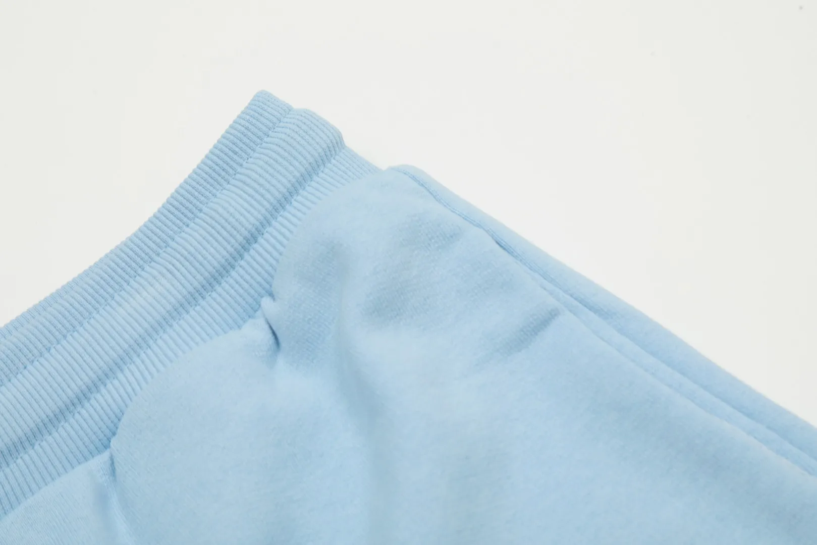 AMI/Amy Macaron Love Embroidery Classic Shorts Put aside all the messy words and let’s go directly to the product parameters: ✅480g high-gram weight customized rough feel fabric ✅Correct workmanship. Every detail is 100% restored to the official website. ✅The thread is made of 500g high-gram heavyweight pure cotton thread. Custom-woven and dyed in the same color in the same vat. There is no color difference with the fabric. Machine washable and washed, not easy to deform. ✅No comparison and no harm. Different from market currency. Correct workmanship details. High-quality pure cotton fabric ✅The webbing is made of custom-dyed high-density and high-thickness webbing. Comparing with the official website. ✅The only correct embroidery of the same material on the market. Differentiating the fakes on the market at a glance. ✅The version follows the official website. It is loose and slim and can be worn up to 210 pounds. There is no pressure for global shopping. Size: S-XL Color: Black Khaki Light Blue Rose Pink Light Green