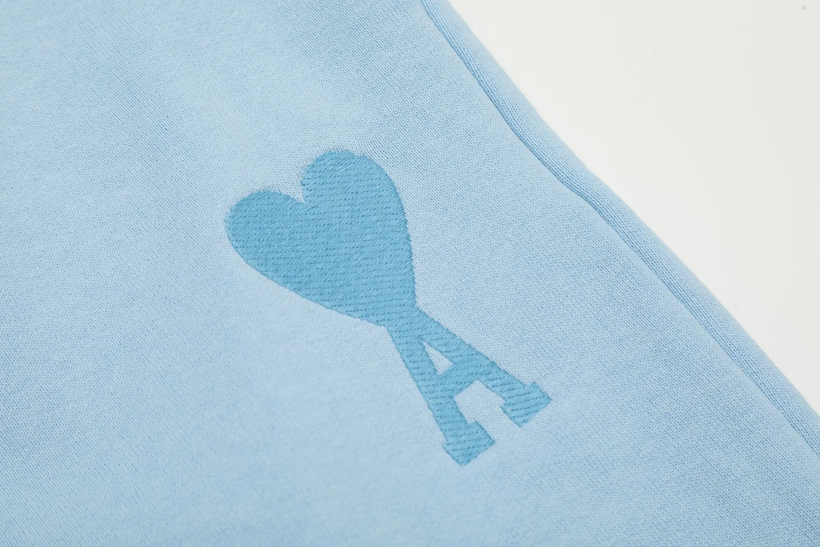 AMI/Amy Macaron Love Embroidery Classic Shorts Put aside all the messy words and let’s go directly to the product parameters: ✅480g high-gram weight customized rough feel fabric ✅Correct workmanship. Every detail is 100% restored to the official website. ✅The thread is made of 500g high-gram heavyweight pure cotton thread. Custom-woven and dyed in the same color in the same vat. There is no color difference with the fabric. Machine washable and washed, not easy to deform. ✅No comparison and no harm. Different from market currency. Correct workmanship details. High-quality pure cotton fabric ✅The webbing is made of custom-dyed high-density and high-thickness webbing. Comparing with the official website. ✅The only correct embroidery of the same material on the market. Differentiating the fakes on the market at a glance. ✅The version follows the official website. It is loose and slim and can be worn up to 210 pounds. There is no pressure for global shopping. Size: S-XL Color: Black Khaki Light Blue Rose Pink Light Green