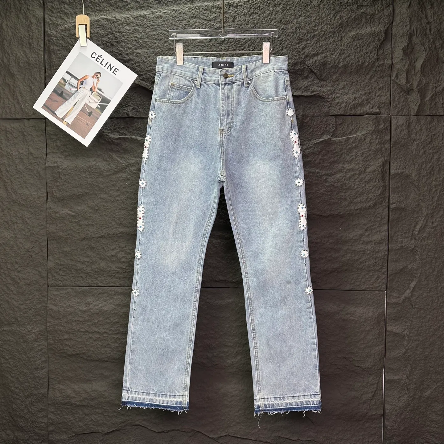 P230 Amiri 2025 new light blue beaded couple style washed loose jeans 🔥High version🔥High version🔥Top ceiling quality Styles with different washed textures are very friendly to people with thin legs and thick legs. The straight and loose version is very flattering. Moderate length that never goes out of style, easy to match with casually, basic styling for various styles, a must-have in the wardrobe! The fabric is stiff but also makes the upper body soft without losing texture. The washing process is even more perfect. It is a must-have item for everyone! ! ! Washed wheat, hang tag, pants label, three complete labels Color: light blue Size: 28, 30, 32, 34 (four sizes)