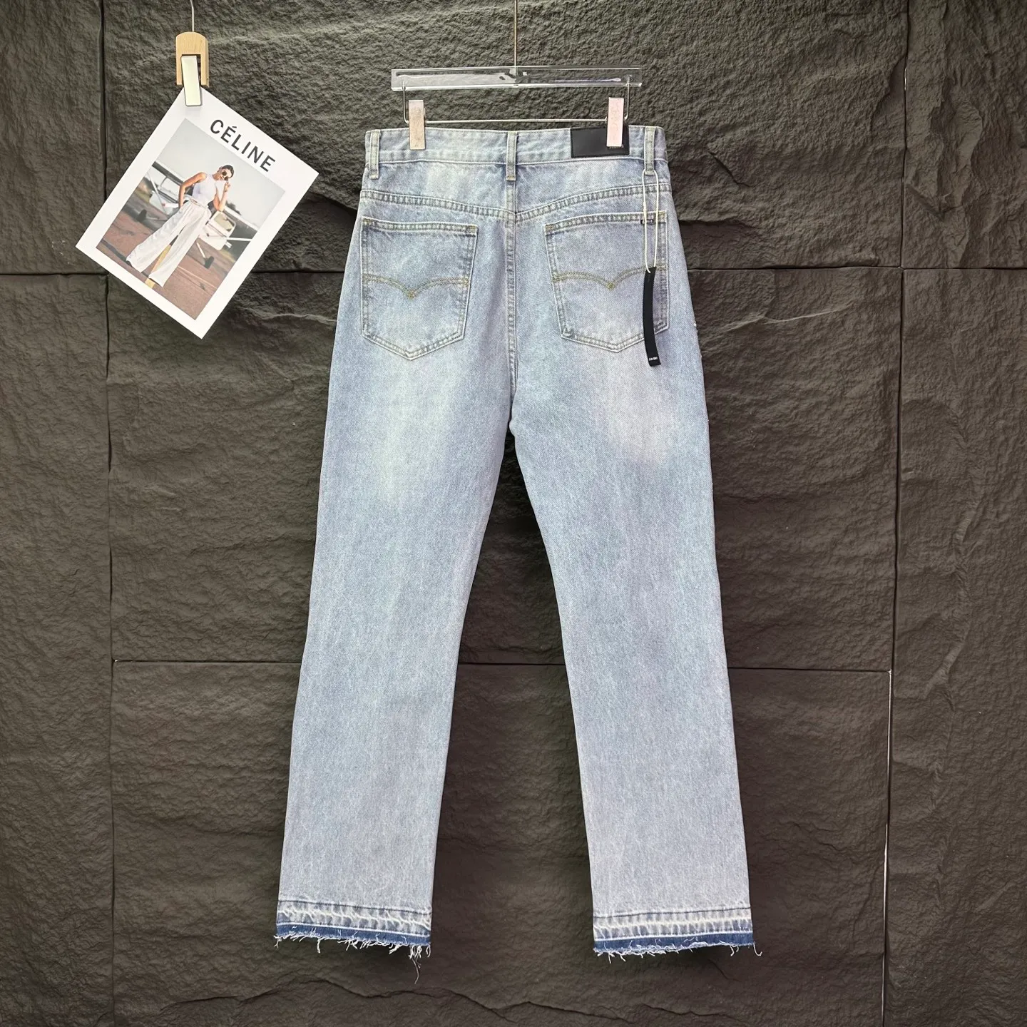 P230 Amiri 2025 new light blue beaded couple style washed loose jeans 🔥High version🔥High version🔥Top ceiling quality Styles with different washed textures are very friendly to people with thin legs and thick legs. The straight and loose version is very flattering. Moderate length that never goes out of style, easy to match with casually, basic styling for various styles, a must-have in the wardrobe! The fabric is stiff but also makes the upper body soft without losing texture. The washing process is even more perfect. It is a must-have item for everyone! ! ! Washed wheat, hang tag, pants label, three complete labels Color: light blue Size: 28, 30, 32, 34 (four sizes)
