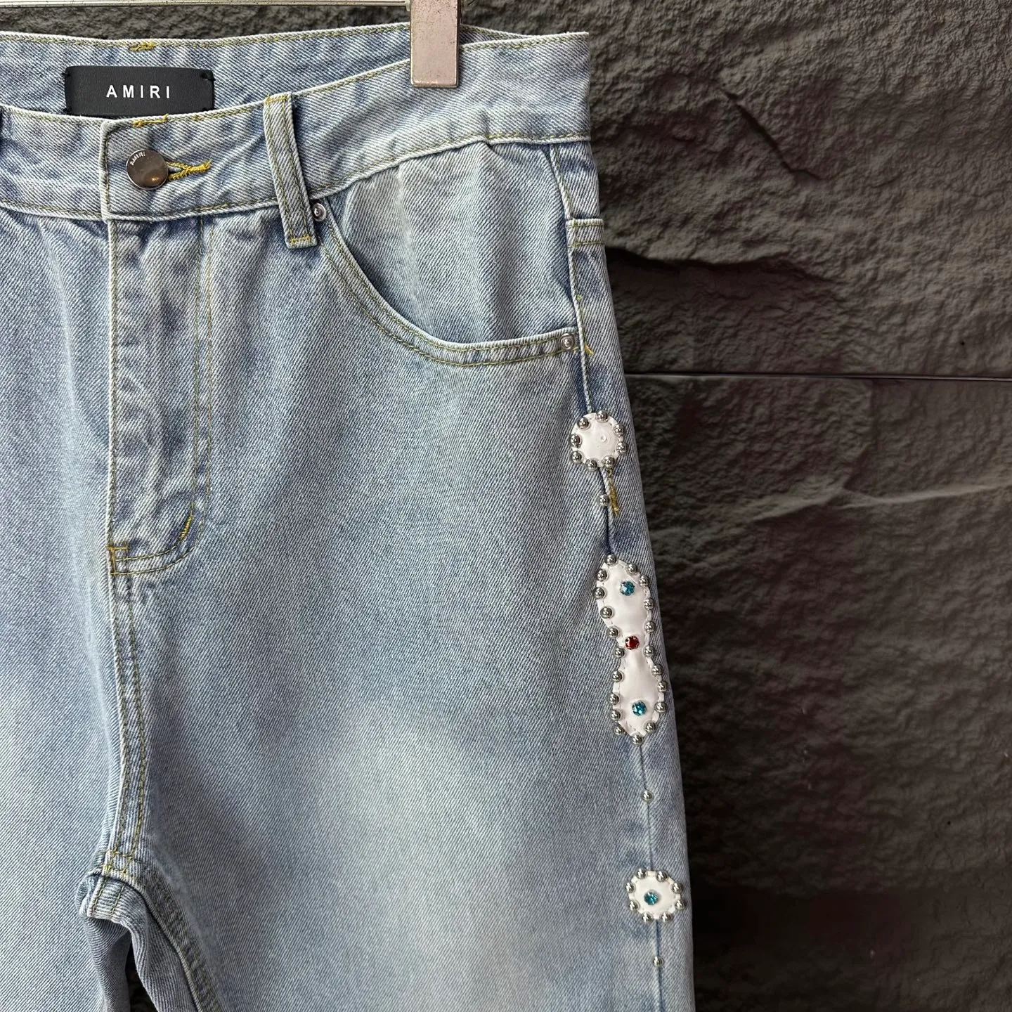 P230 Amiri 2025 new light blue beaded couple style washed loose jeans 🔥High version🔥High version🔥Top ceiling quality Styles with different washed textures are very friendly to people with thin legs and thick legs. The straight and loose version is very flattering. Moderate length that never goes out of style, easy to match with casually, basic styling for various styles, a must-have in the wardrobe! The fabric is stiff but also makes the upper body soft without losing texture. The washing process is even more perfect. It is a must-have item for everyone! ! ! Washed wheat, hang tag, pants label, three complete labels Color: light blue Size: 28, 30, 32, 34 (four sizes)