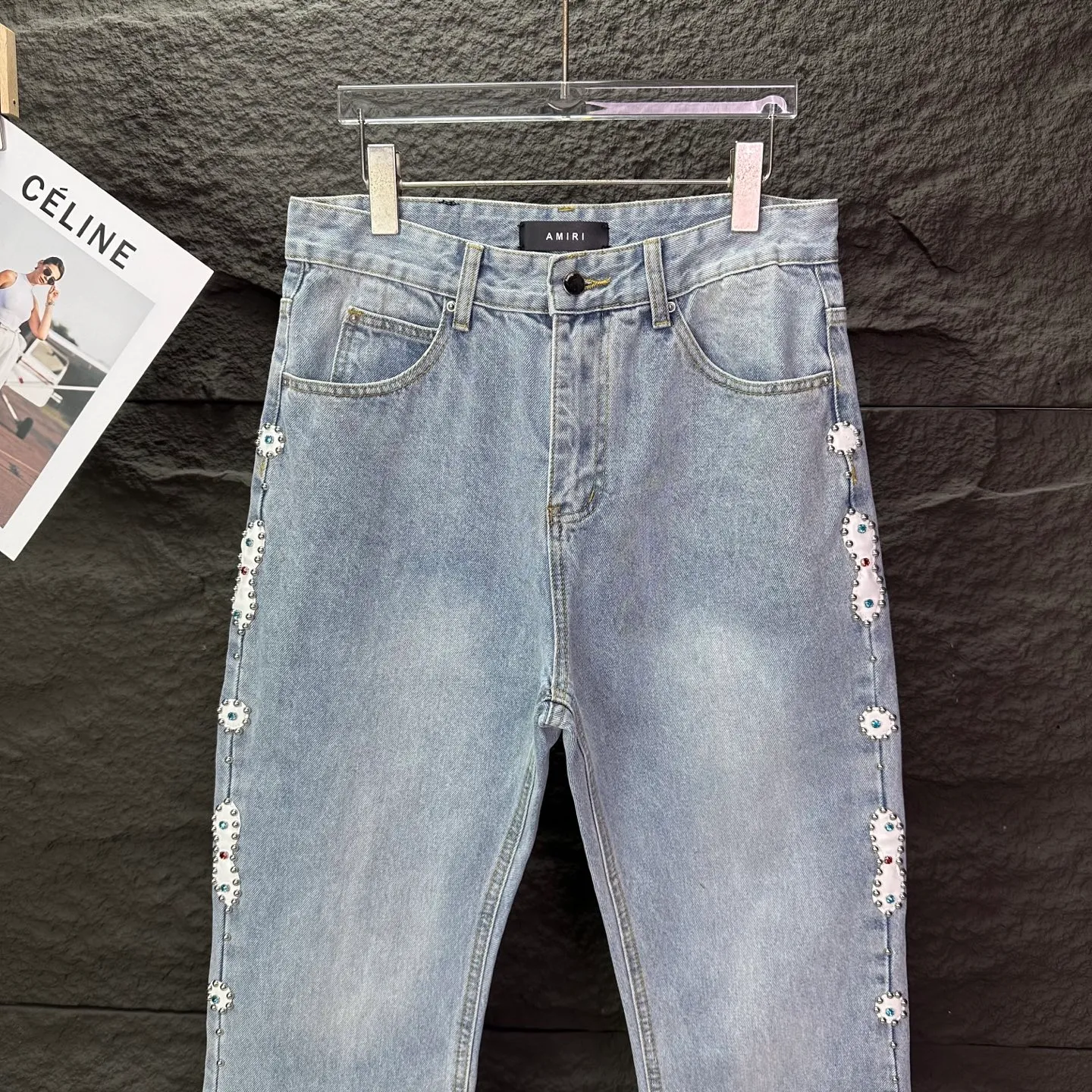 P230 Amiri 2025 new light blue beaded couple style washed loose jeans 🔥High version🔥High version🔥Top ceiling quality Styles with different washed textures are very friendly to people with thin legs and thick legs. The straight and loose version is very flattering. Moderate length that never goes out of style, easy to match with casually, basic styling for various styles, a must-have in the wardrobe! The fabric is stiff but also makes the upper body soft without losing texture. The washing process is even more perfect. It is a must-have item for everyone! ! ! Washed wheat, hang tag, pants label, three complete labels Color: light blue Size: 28, 30, 32, 34 (four sizes)