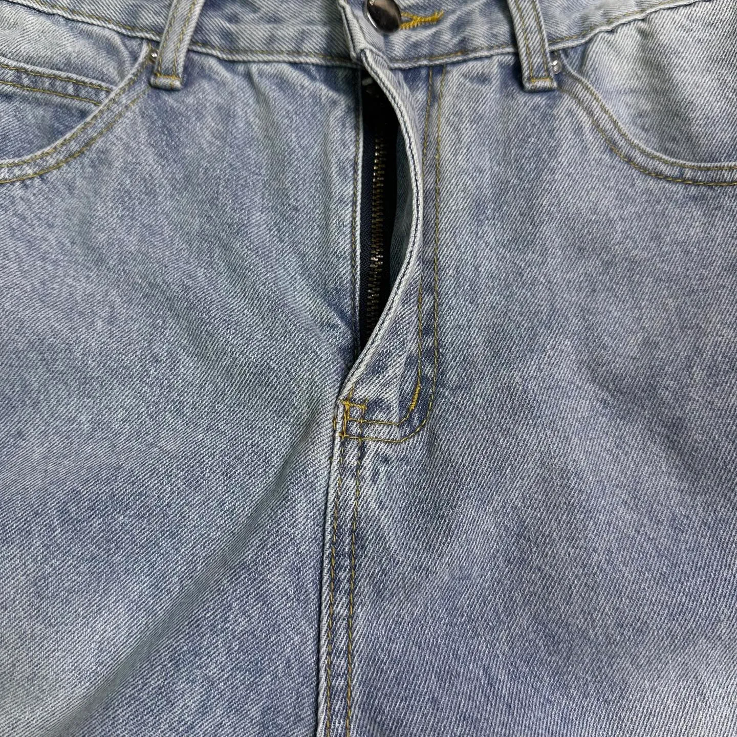 P230 Amiri 2025 new light blue beaded couple style washed loose jeans 🔥High version🔥High version🔥Top ceiling quality Styles with different washed textures are very friendly to people with thin legs and thick legs. The straight and loose version is very flattering. Moderate length that never goes out of style, easy to match with casually, basic styling for various styles, a must-have in the wardrobe! The fabric is stiff but also makes the upper body soft without losing texture. The washing process is even more perfect. It is a must-have item for everyone! ! ! Washed wheat, hang tag, pants label, three complete labels Color: light blue Size: 28, 30, 32, 34 (four sizes)