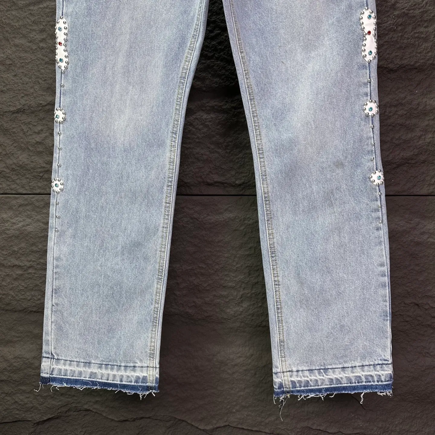 P230 Amiri 2025 new light blue beaded couple style washed loose jeans 🔥High version🔥High version🔥Top ceiling quality Styles with different washed textures are very friendly to people with thin legs and thick legs. The straight and loose version is very flattering. Moderate length that never goes out of style, easy to match with casually, basic styling for various styles, a must-have in the wardrobe! The fabric is stiff but also makes the upper body soft without losing texture. The washing process is even more perfect. It is a must-have item for everyone! ! ! Washed wheat, hang tag, pants label, three complete labels Color: light blue Size: 28, 30, 32, 34 (four sizes)