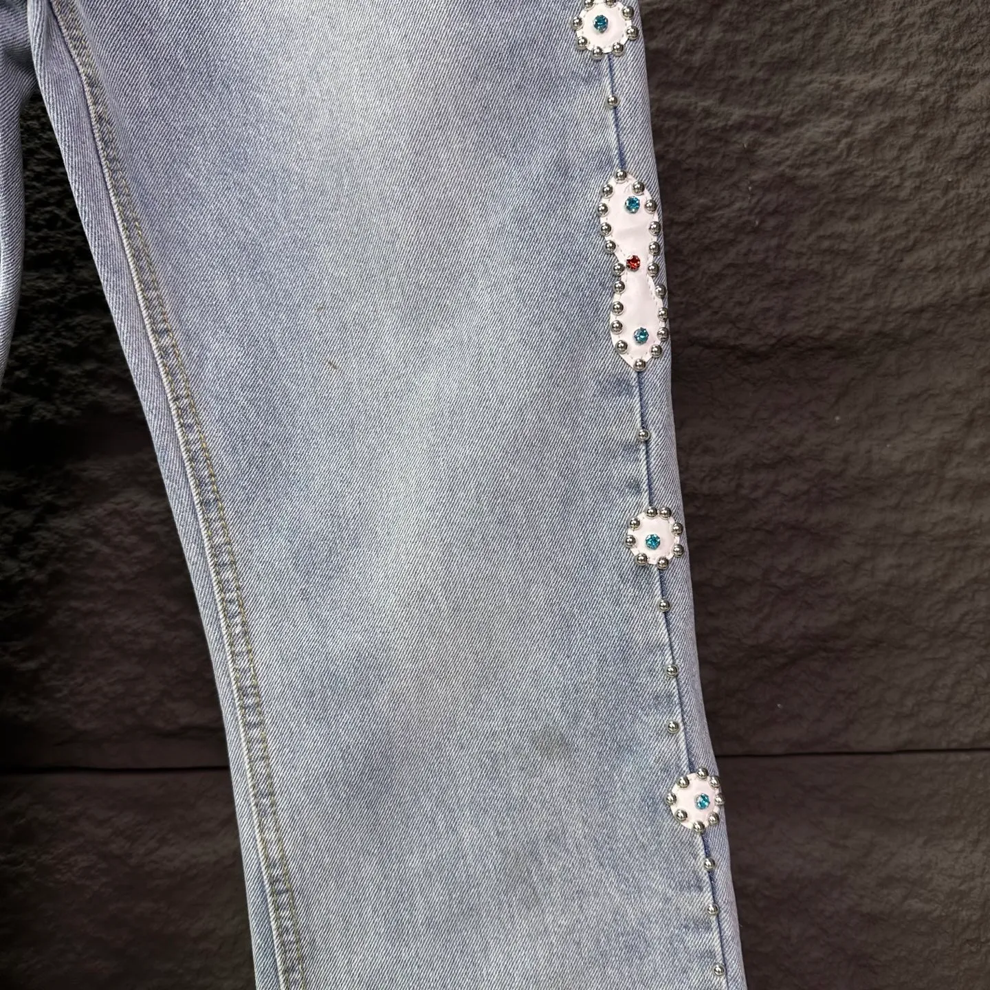 P230 Amiri 2025 new light blue beaded couple style washed loose jeans 🔥High version🔥High version🔥Top ceiling quality Styles with different washed textures are very friendly to people with thin legs and thick legs. The straight and loose version is very flattering. Moderate length that never goes out of style, easy to match with casually, basic styling for various styles, a must-have in the wardrobe! The fabric is stiff but also makes the upper body soft without losing texture. The washing process is even more perfect. It is a must-have item for everyone! ! ! Washed wheat, hang tag, pants label, three complete labels Color: light blue Size: 28, 30, 32, 34 (four sizes)