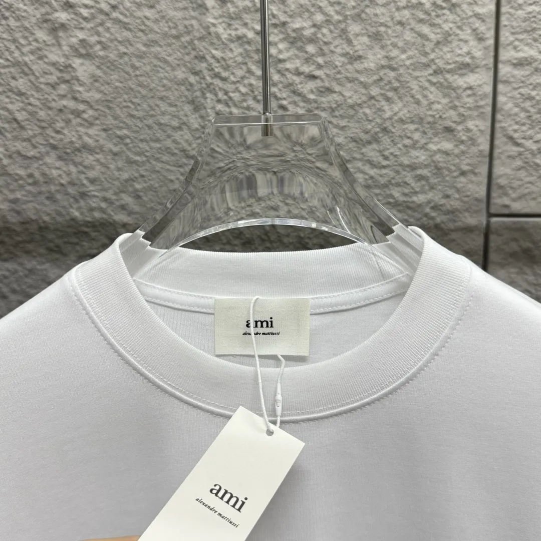 🅿️180 Ami* 2025 spring and summer new short-sleeved T-shirt. Simple classic letter embroidery. Customized double yarn plain cotton fabric. Same style for men and women. Color: black white. Size: S (90-130 catties) M (120-150 catties) L (140-165 catties) XL (160-180 catties) XXL (180-210 catties)