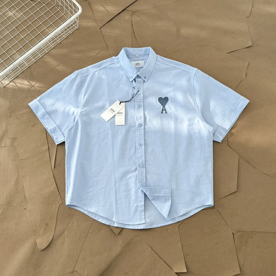 Ami Paris Oxford cotton button-down corner collar casual short-sleeved shirt - big heart style - same style for men and women. Fashionable and versatile short-sleeved shirt with big heart letter embroidery decoration in the same color! Simultaneous sales at counters. A famous French affordable luxury fashion brand. Major stars are looking for the brand's classic element embellishments. The basic simple design is fashionable. It is a must-have couple's shirt for men and women!  Made of custom-woven 100% Oxford cloth pure cotton, it feels soft and delicate, has excellent moisture absorption and perspiration performance, and is very comfortable and skin-friendly when worn next to the skin! The chest of the shirt is decorated with the classic love letter A logo embroidery. The top-notch embroidery technology is tight, full and full of details, and is cleverly embellished with bright red. It carries all the eye-catching points. It follows the consistent minimalist French attitude. The fabric is soft and comfortable, suitable for any versatile casual shirt couple!  Color: Blue White Size: S-XL S: Bust 102, Shoulder 47, Length 70 M: Bust 106, Shoulder 48, Length 72 L: Bust 110, Shoulder 49, Length 74 XL: Bust 114, Shoulder 50, Length 76