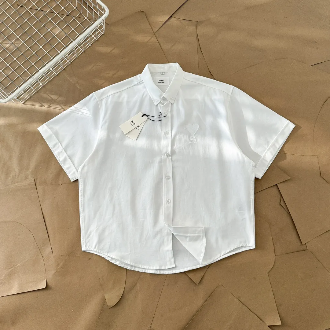 Ami Paris Oxford cotton button-down corner collar casual short-sleeved shirt - big heart style - same style for men and women. Fashionable and versatile short-sleeved shirt with big heart letter embroidery decoration in the same color! Simultaneous sales at counters. A famous French affordable luxury fashion brand. Major stars are looking for the brand's classic element embellishments. The basic simple design is fashionable. It is a must-have couple's shirt for men and women!  Made of custom-woven 100% Oxford cloth pure cotton, it feels soft and delicate, has excellent moisture absorption and perspiration performance, and is very comfortable and skin-friendly when worn next to the skin! The chest of the shirt is decorated with the classic love letter A logo embroidery. The top-notch embroidery technology is tight, full and full of details, and is cleverly embellished with bright red. It carries all the eye-catching points. It follows the consistent minimalist French attitude. The fabric is soft and comfortable, suitable for any versatile casual shirt couple!  Color: Blue White Size: S-XL S: Bust 102, Shoulder 47, Length 70 M: Bust 106, Shoulder 48, Length 72 L: Bust 110, Shoulder 49, Length 74 XL: Bust 114, Shoulder 50, Length 76