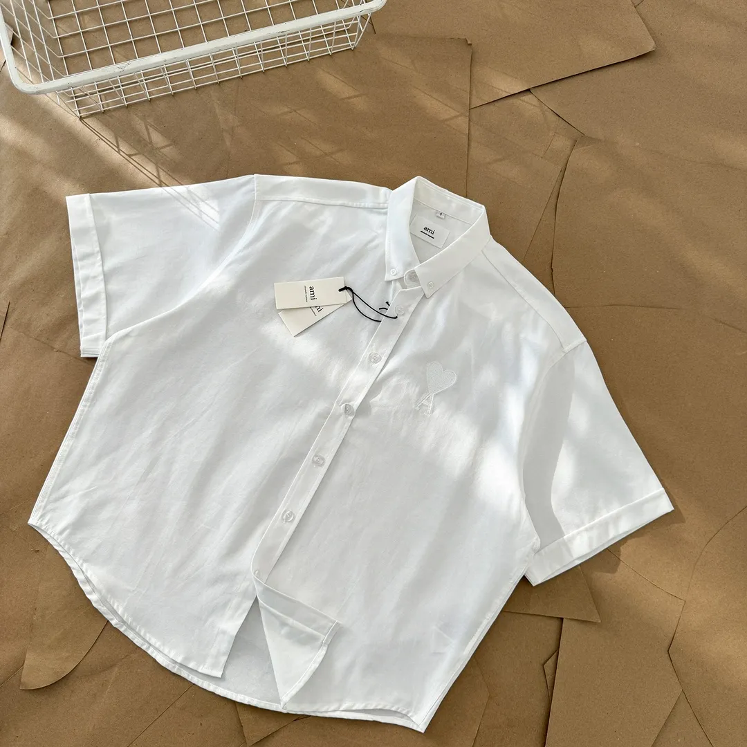 Ami Paris Oxford cotton button-down corner collar casual short-sleeved shirt - big heart style - same style for men and women. Fashionable and versatile short-sleeved shirt with big heart letter embroidery decoration in the same color! Simultaneous sales at counters. A famous French affordable luxury fashion brand. Major stars are looking for the brand's classic element embellishments. The basic simple design is fashionable. It is a must-have couple's shirt for men and women!  Made of custom-woven 100% Oxford cloth pure cotton, it feels soft and delicate, has excellent moisture absorption and perspiration performance, and is very comfortable and skin-friendly when worn next to the skin! The chest of the shirt is decorated with the classic love letter A logo embroidery. The top-notch embroidery technology is tight, full and full of details, and is cleverly embellished with bright red. It carries all the eye-catching points. It follows the consistent minimalist French attitude. The fabric is soft and comfortable, suitable for any versatile casual shirt couple!  Color: Blue White Size: S-XL S: Bust 102, Shoulder 47, Length 70 M: Bust 106, Shoulder 48, Length 72 L: Bust 110, Shoulder 49, Length 74 XL: Bust 114, Shoulder 50, Length 76