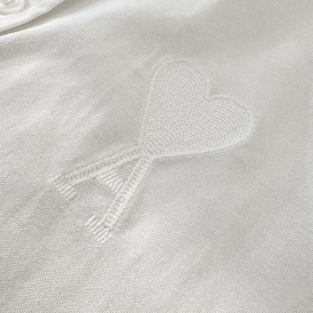 Ami Paris Oxford cotton button-down corner collar casual short-sleeved shirt - big heart style - same style for men and women. Fashionable and versatile short-sleeved shirt with big heart letter embroidery decoration in the same color! Simultaneous sales at counters. A famous French affordable luxury fashion brand. Major stars are looking for the brand's classic element embellishments. The basic simple design is fashionable. It is a must-have couple's shirt for men and women!  Made of custom-woven 100% Oxford cloth pure cotton, it feels soft and delicate, has excellent moisture absorption and perspiration performance, and is very comfortable and skin-friendly when worn next to the skin! The chest of the shirt is decorated with the classic love letter A logo embroidery. The top-notch embroidery technology is tight, full and full of details, and is cleverly embellished with bright red. It carries all the eye-catching points. It follows the consistent minimalist French attitude. The fabric is soft and comfortable, suitable for any versatile casual shirt couple!  Color: Blue White Size: S-XL S: Bust 102, Shoulder 47, Length 70 M: Bust 106, Shoulder 48, Length 72 L: Bust 110, Shoulder 49, Length 74 XL: Bust 114, Shoulder 50, Length 76