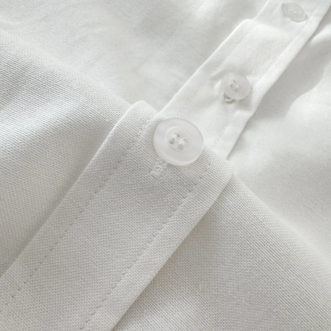Ami Paris Oxford cotton button-down corner collar casual short-sleeved shirt - big heart style - same style for men and women. Fashionable and versatile short-sleeved shirt with big heart letter embroidery decoration in the same color! Simultaneous sales at counters. A famous French affordable luxury fashion brand. Major stars are looking for the brand's classic element embellishments. The basic simple design is fashionable. It is a must-have couple's shirt for men and women!  Made of custom-woven 100% Oxford cloth pure cotton, it feels soft and delicate, has excellent moisture absorption and perspiration performance, and is very comfortable and skin-friendly when worn next to the skin! The chest of the shirt is decorated with the classic love letter A logo embroidery. The top-notch embroidery technology is tight, full and full of details, and is cleverly embellished with bright red. It carries all the eye-catching points. It follows the consistent minimalist French attitude. The fabric is soft and comfortable, suitable for any versatile casual shirt couple!  Color: Blue White Size: S-XL S: Bust 102, Shoulder 47, Length 70 M: Bust 106, Shoulder 48, Length 72 L: Bust 110, Shoulder 49, Length 74 XL: Bust 114, Shoulder 50, Length 76