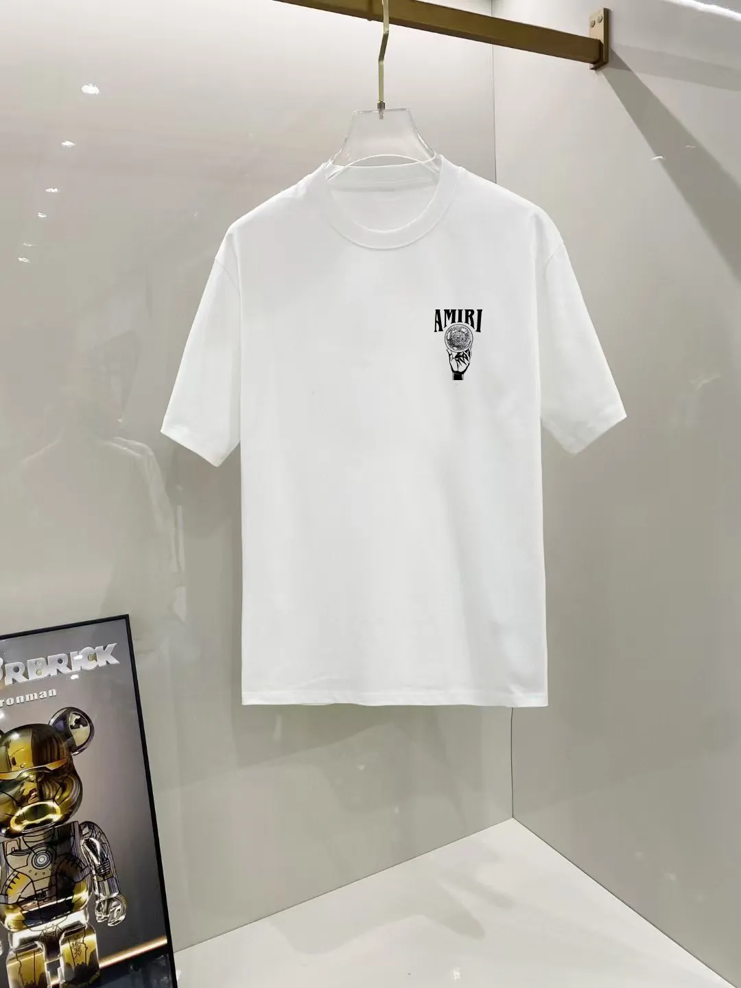 P150 AMIRI# 2025 spring and summer new style debut counter, the latest short-sleeved round neck T-shirt, high-end custom design, avant-garde and fashionable! The brand logo is designed with heavy craftsmanship. High-end customized 250g Xinjiang long-staple cotton fabric. Soft to the touch. Comfortable to wear. Exquisite stitching at the counter level. Fine workmanship. The upper body effect is incomparably handsome! A must-have item for a stylish man! Color: black. White! Size: S M L