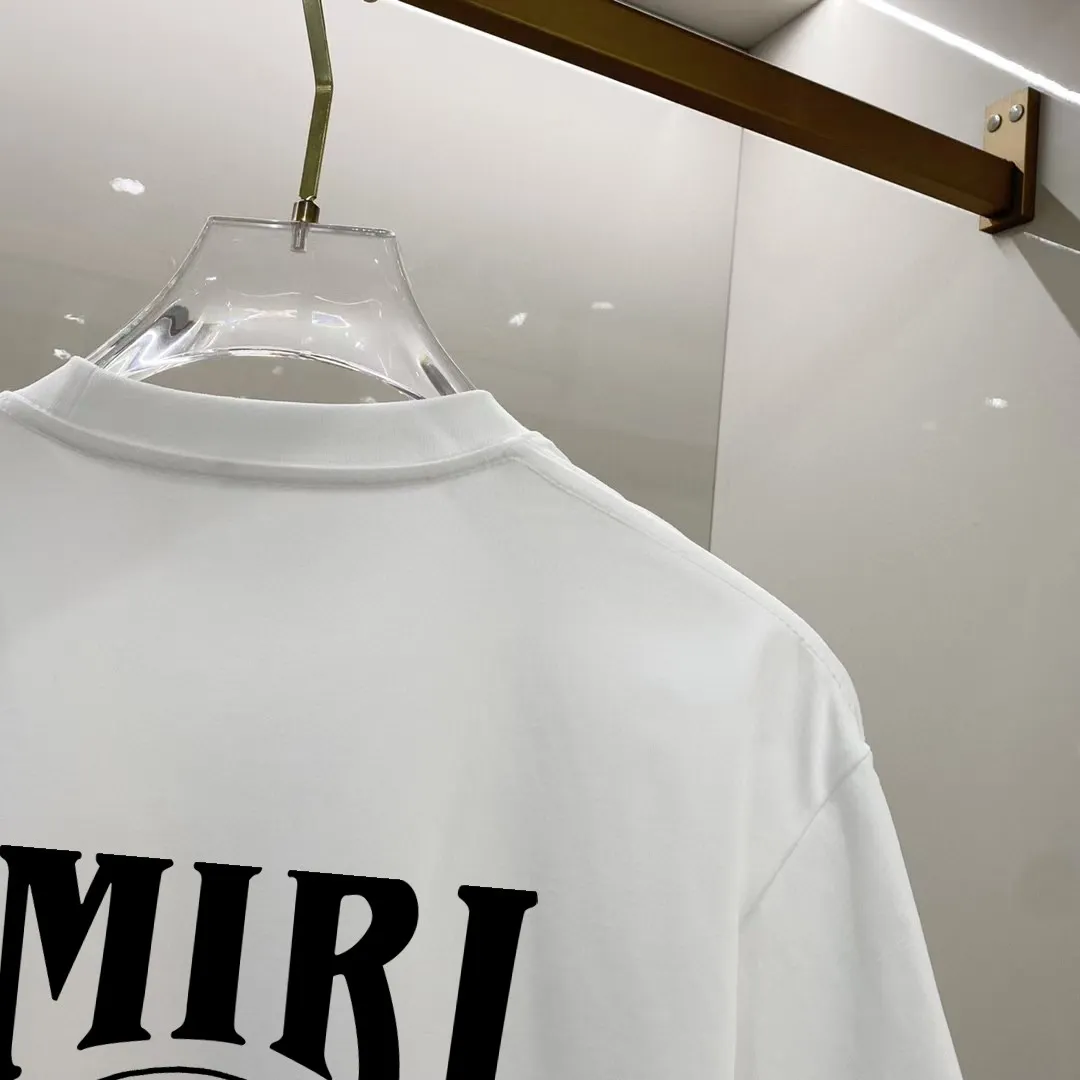 P150 AMIRI# 2025 spring and summer new style debut counter, the latest short-sleeved round neck T-shirt, high-end custom design, avant-garde and fashionable! The brand logo is designed with heavy craftsmanship. High-end customized 250g Xinjiang long-staple cotton fabric. Soft to the touch. Comfortable to wear. Exquisite stitching at the counter level. Fine workmanship. The upper body effect is incomparably handsome! A must-have item for a stylish man! Color: black. White! Size: S M L