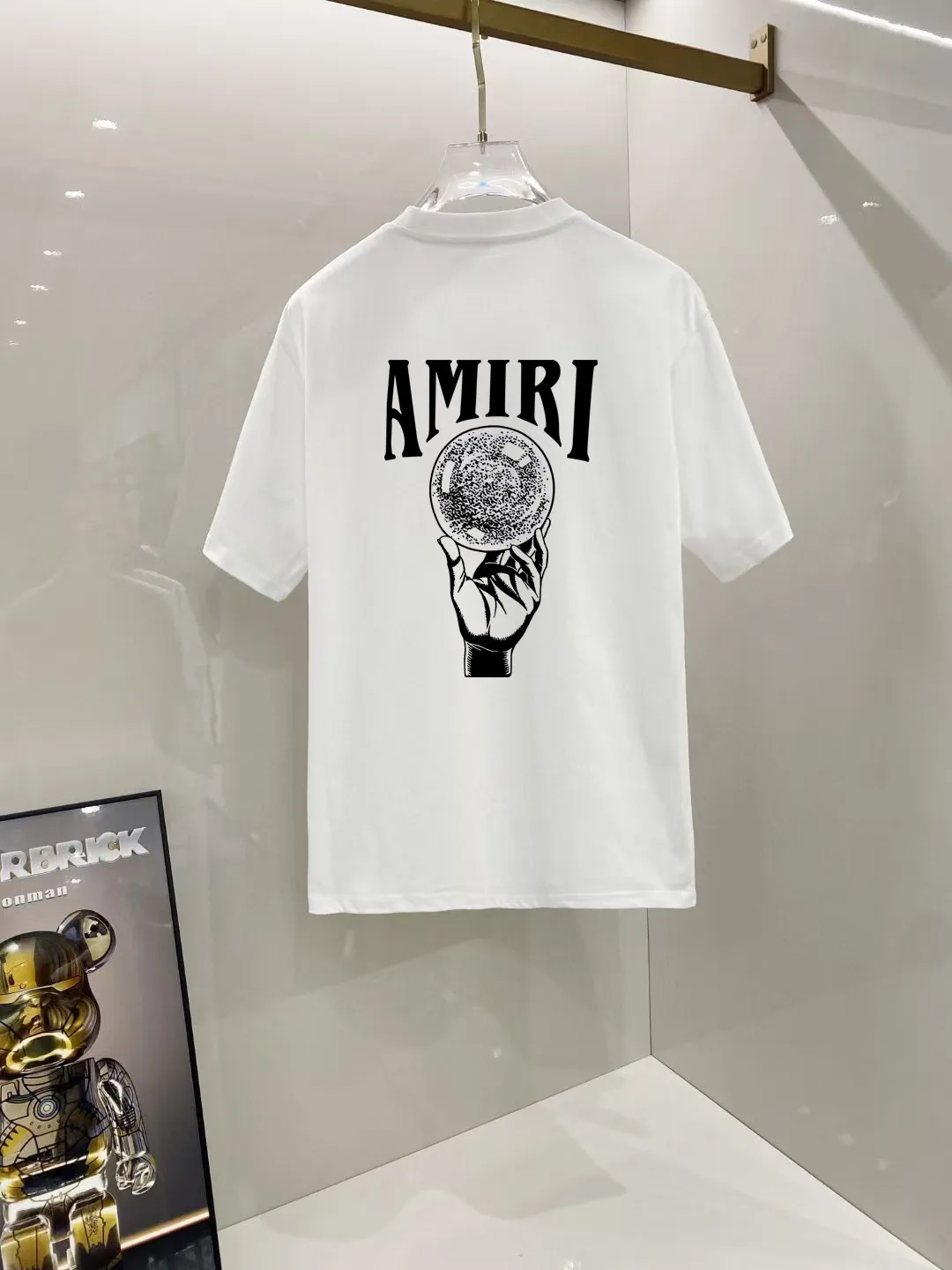 P150 AMIRI# 2025 spring and summer new style debut counter, the latest short-sleeved round neck T-shirt, high-end custom design, avant-garde and fashionable! The brand logo is designed with heavy craftsmanship. High-end customized 250g Xinjiang long-staple cotton fabric. Soft to the touch. Comfortable to wear. Exquisite stitching at the counter level. Fine workmanship. The upper body effect is incomparably handsome! A must-have item for a stylish man! Color: black. White! Size: S M L