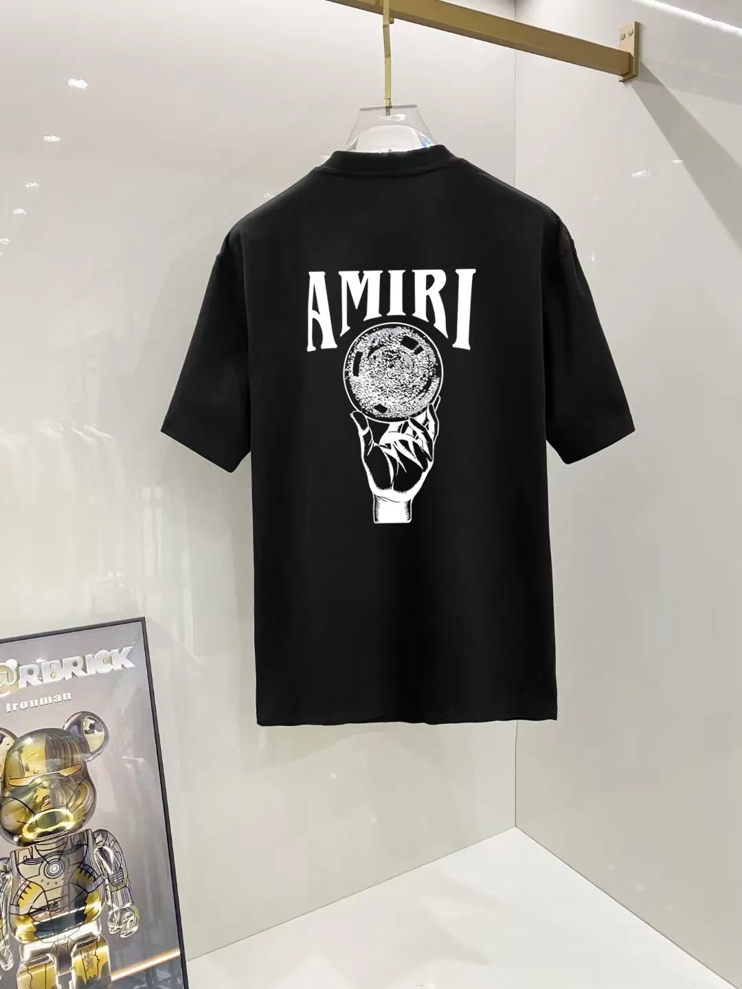 P150 AMIRI# 2025 spring and summer new style debut counter, the latest short-sleeved round neck T-shirt, high-end custom design, avant-garde and fashionable! The brand logo is designed with heavy craftsmanship. High-end customized 250g Xinjiang long-staple cotton fabric. Soft to the touch. Comfortable to wear. Exquisite stitching at the counter level. Fine workmanship. The upper body effect is incomparably handsome! A must-have item for a stylish man! Color: black. White! Size: S M L